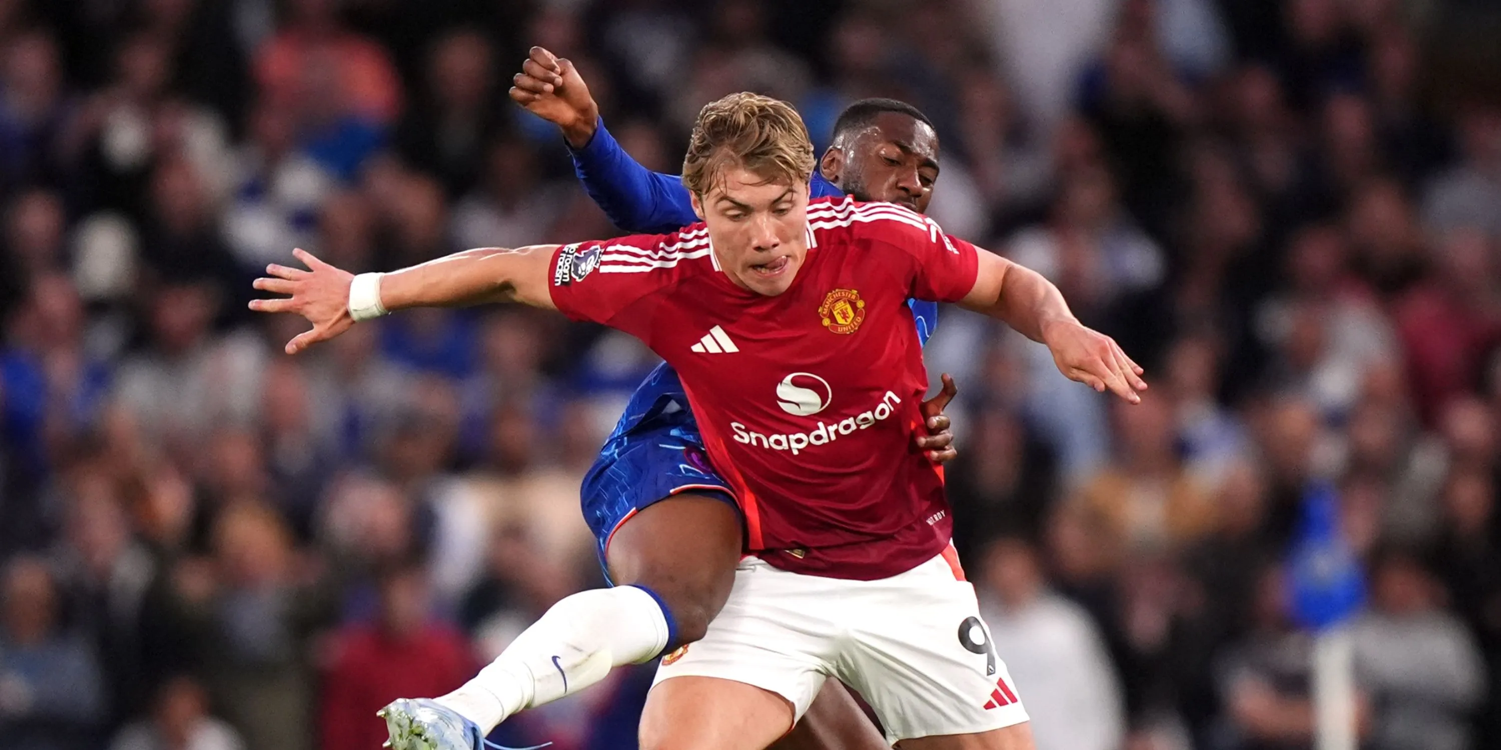 Tiền đạo Rasmus Hojlund thi đấu cho Manchester United đối đầu Chelsea