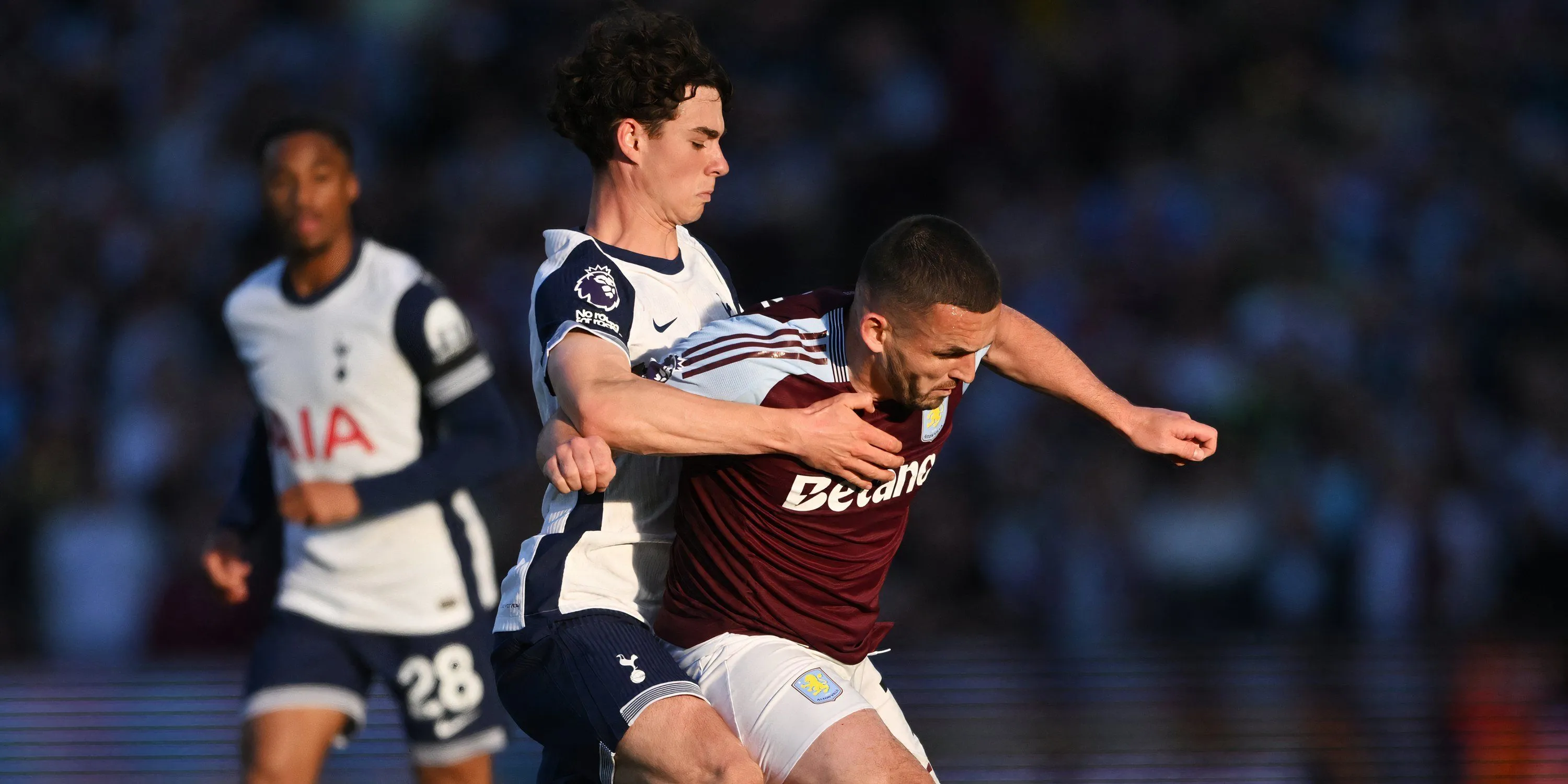 Tiền vệ Archie Gray của Tottenham trong pha tranh chấp bóng