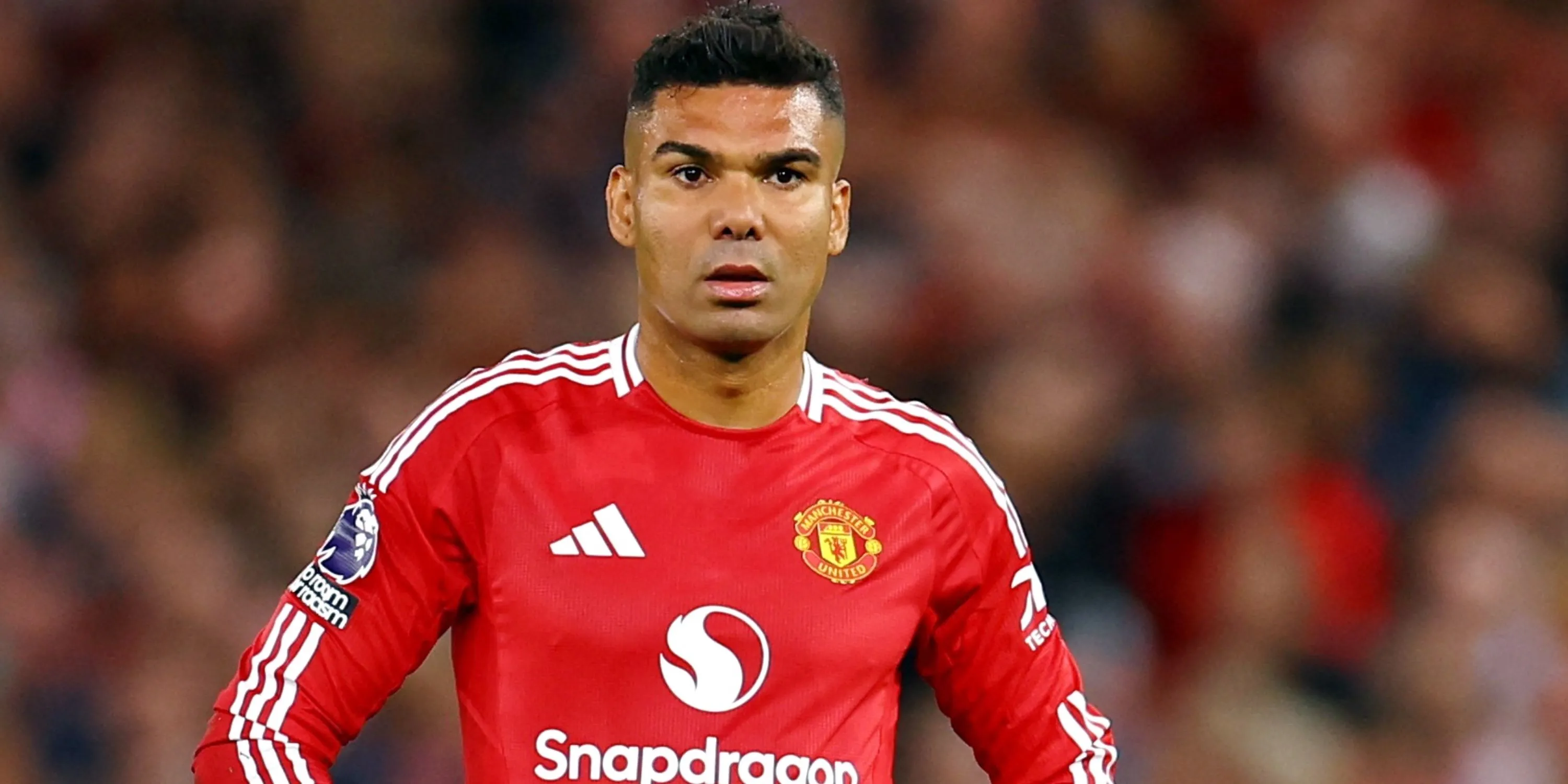 Tiền vệ Casemiro của Manchester United ăn mừng đầy cảm xúc sau khi ghi bàn, thể hiện đẳng cấp và kinh nghiệm.
