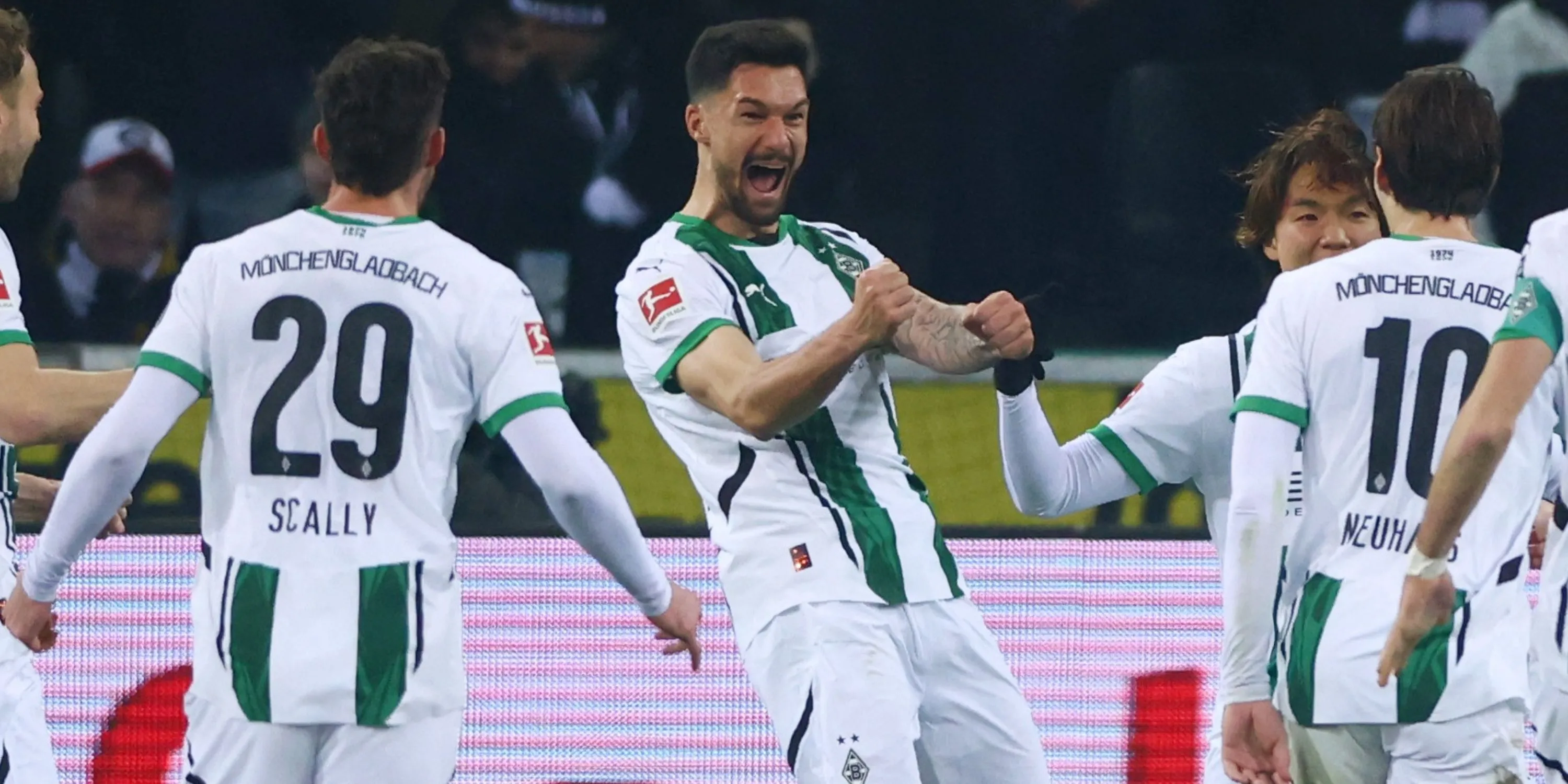 Tim Kleindienst trong màu áo Borussia Mönchengladbach trên sân cỏ