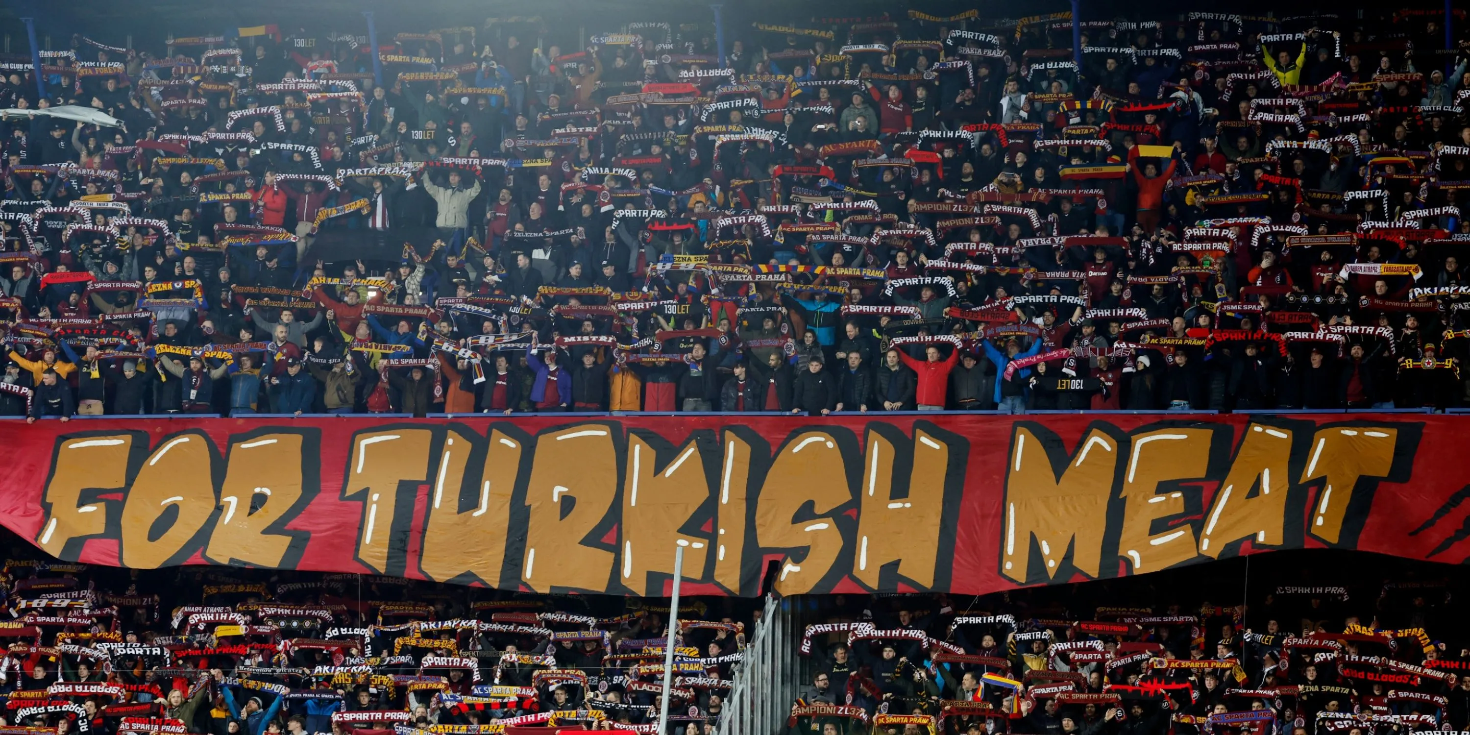 Toàn cảnh CĐV Sparta Prague với băng rôn và biểu ngữ tại sân Letná