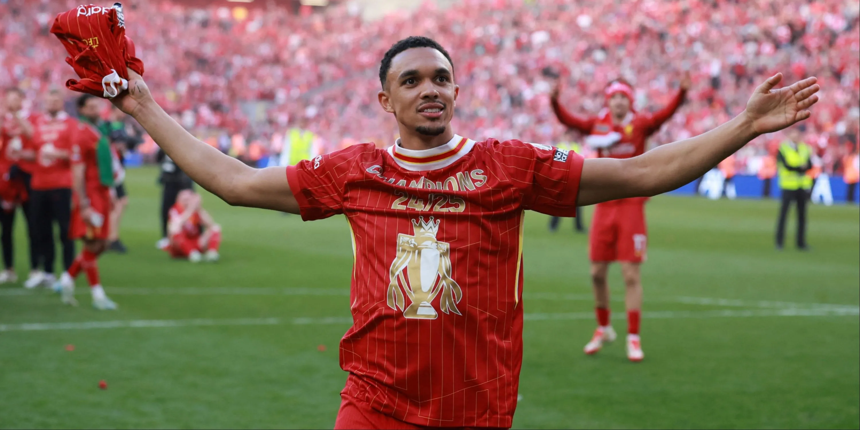 Trent Alexander-Arnold trong màu áo Liverpool trước thông tin rời Anfield