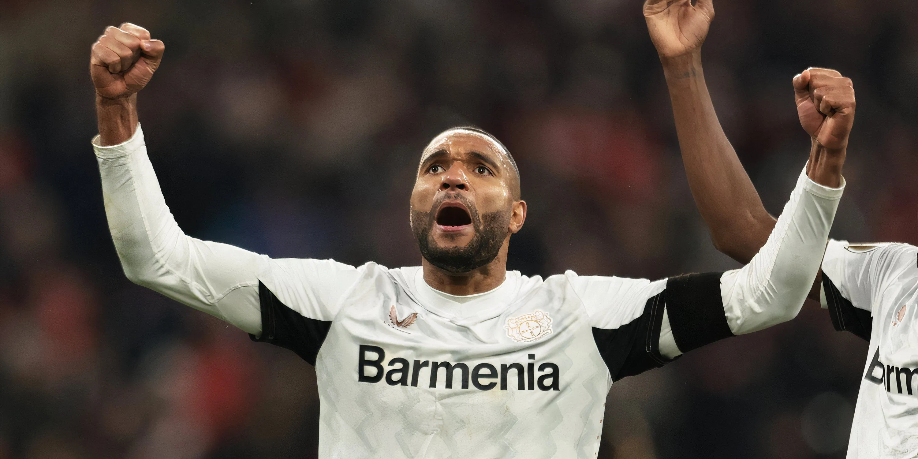 Trung vệ Jonathan Tah ăn mừng cùng Bayer Leverkusen sau chiến thắng