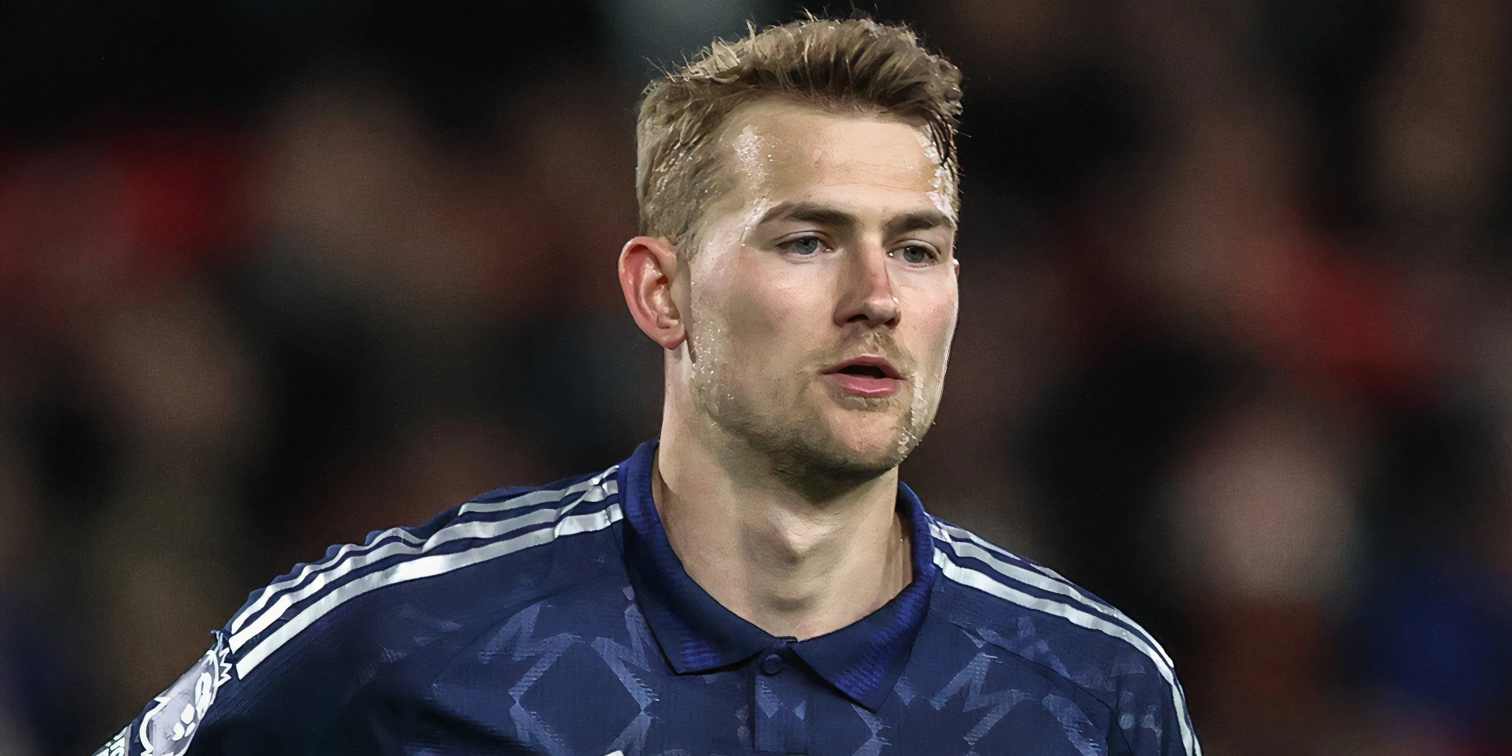 Trung vệ Matthijs de Ligt của Man Utd trong một pha tranh chấp trước khi dính chấn thương