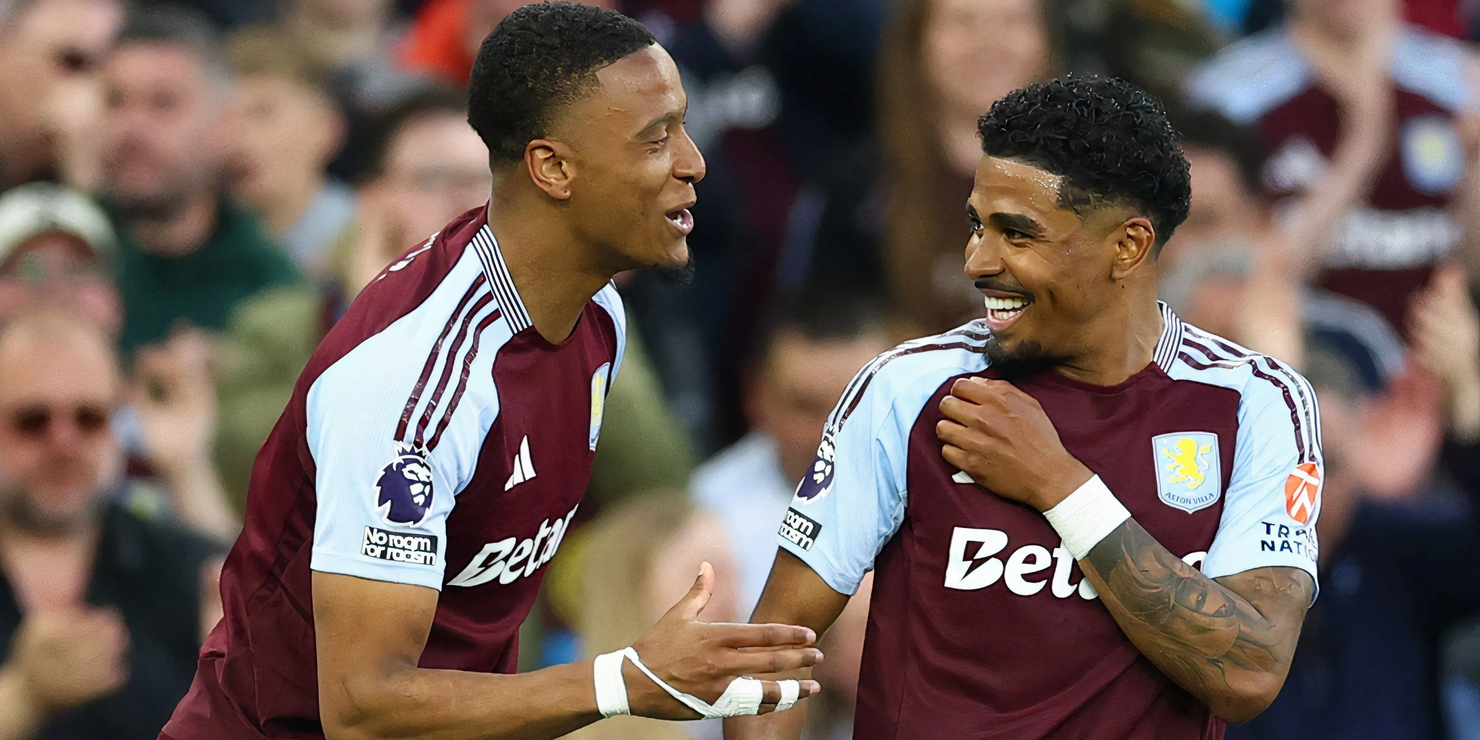Unai Emery ăn mừng cùng cầu thủ Aston Villa sau bàn thắng