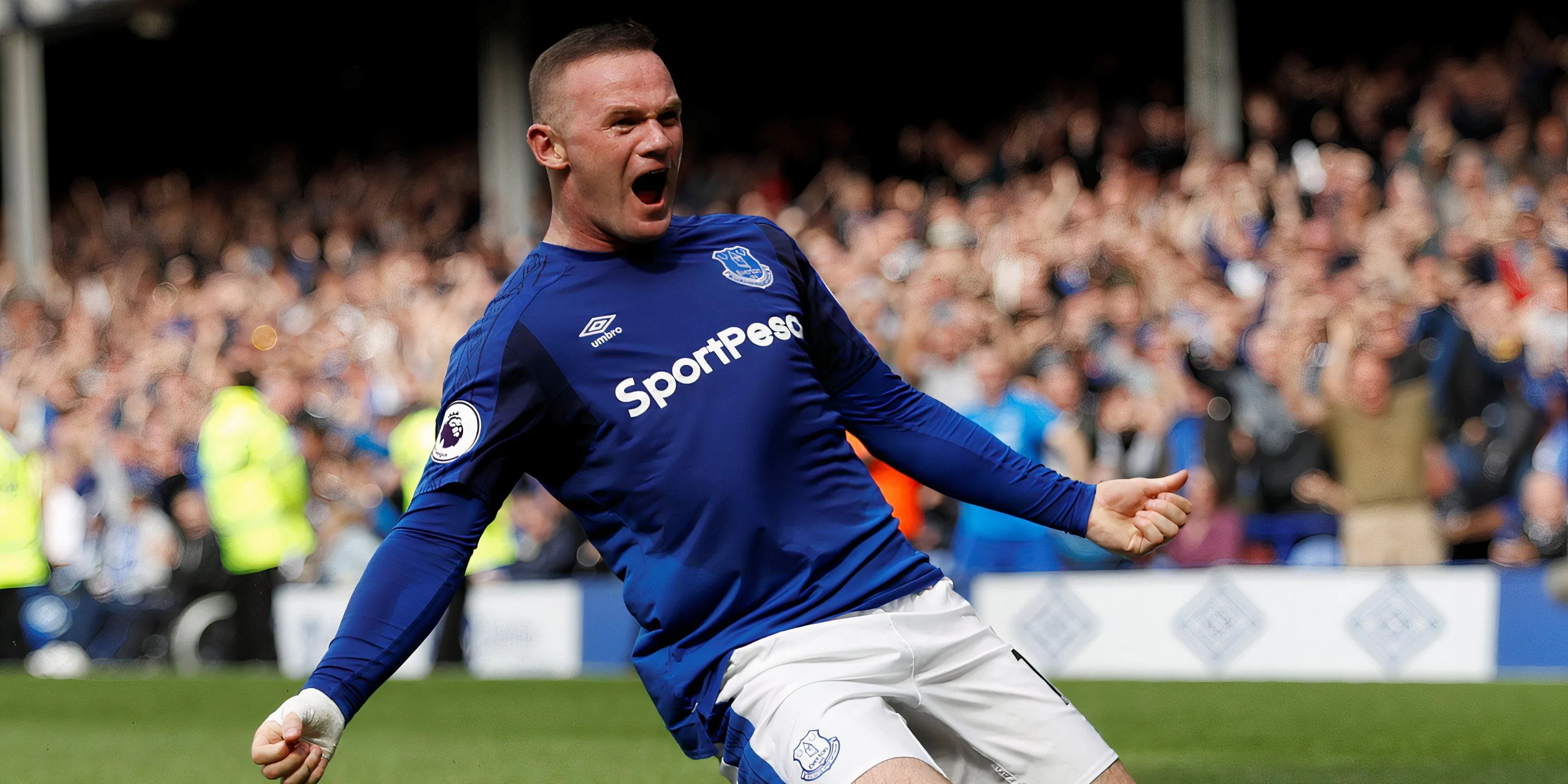 Wayne Rooney ăn mừng bàn thắng trong màu áo Everton ngày khai mạc Premier League