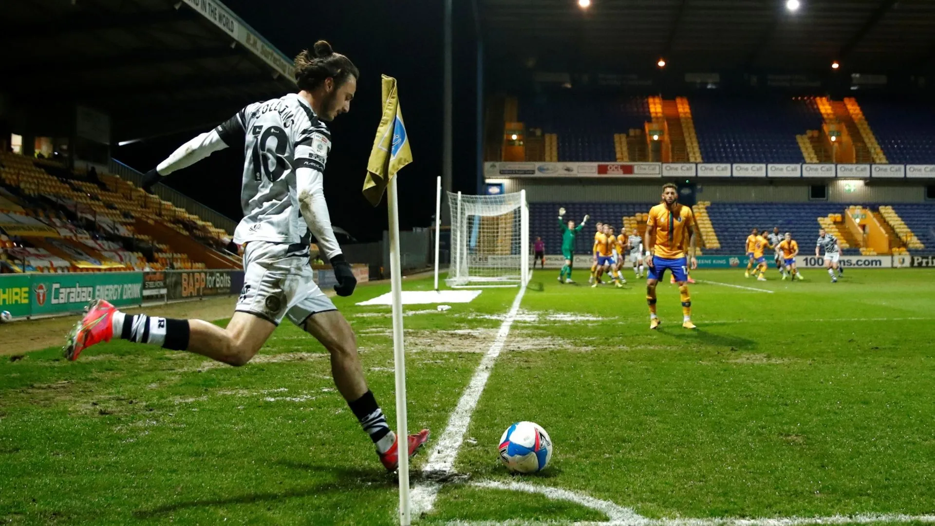 Aaron Collins, chân sút 28 tuổi được kỳ vọng sẽ tăng cường sức mạnh tấn công cho MK Dons ở League Two.