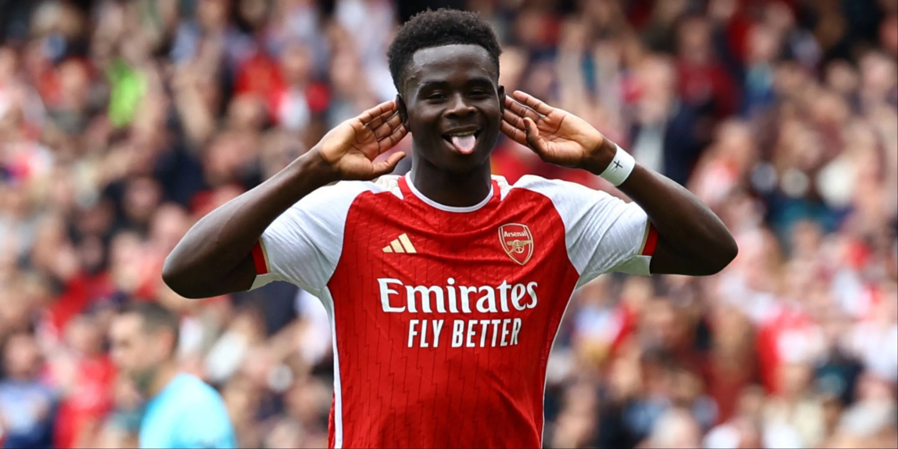 Bukayo Saka ăn mừng bàn thắng trong màu áo Arsenal.