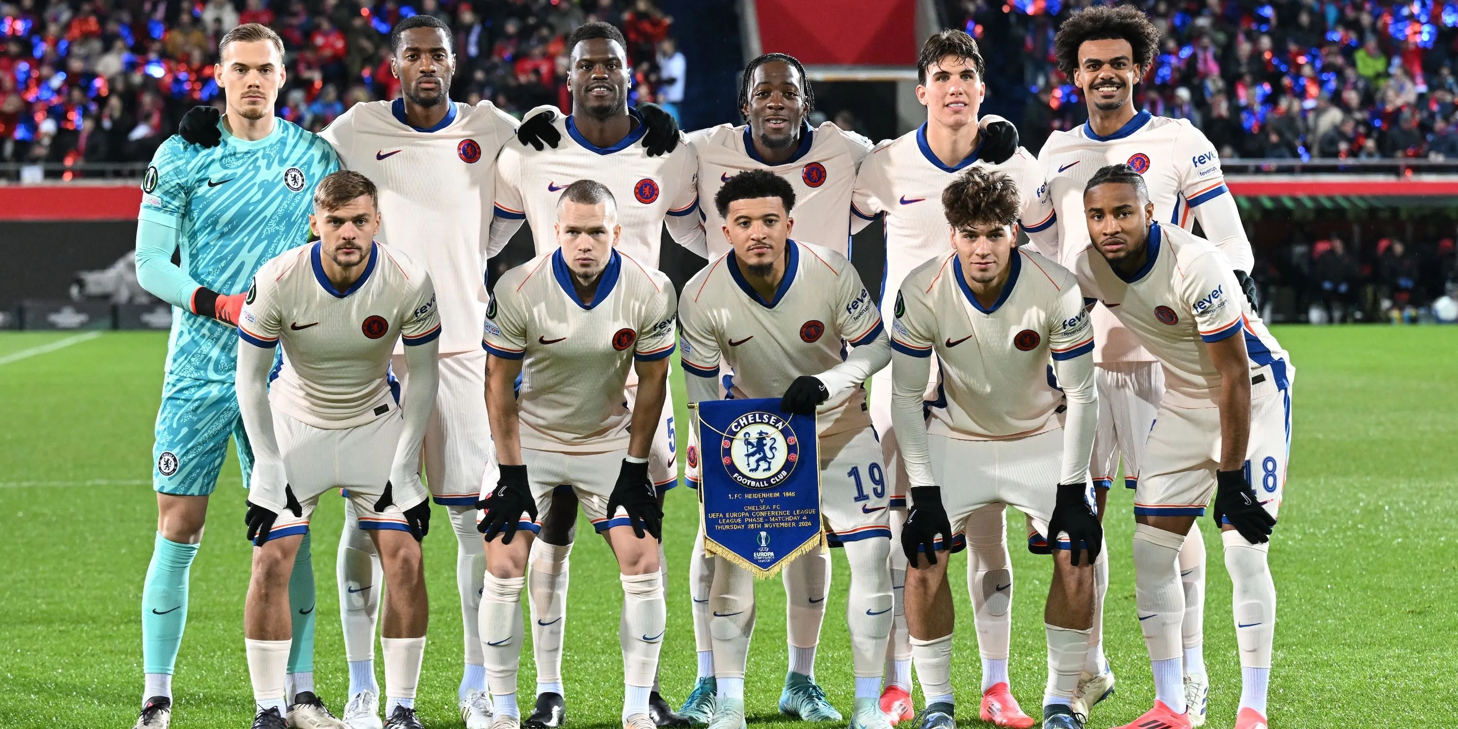 Các cầu thủ Chelsea chụp ảnh đội hình
