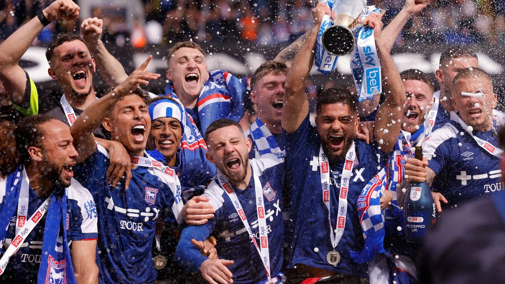 Các cầu thủ Ipswich Town ăn mừng sau khi giành quyền thăng hạng lên Premier League.
