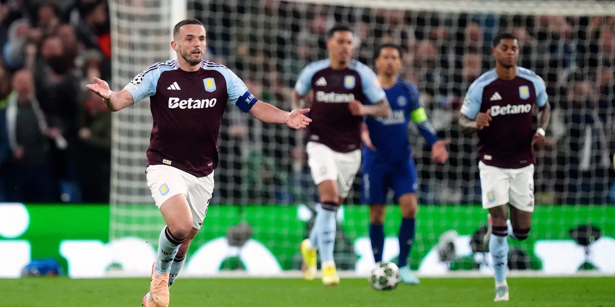 Cầu thủ Aston Villa tranh bóng trong trận đấu tại Champions League