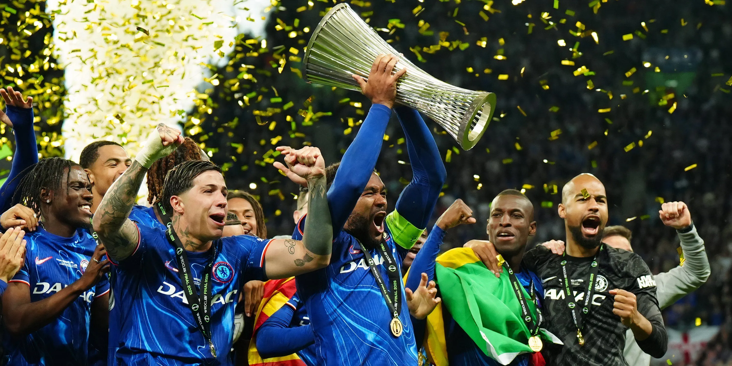 Cầu thủ Chelsea nâng cao chiếc cúp vô địch Europa Conference League