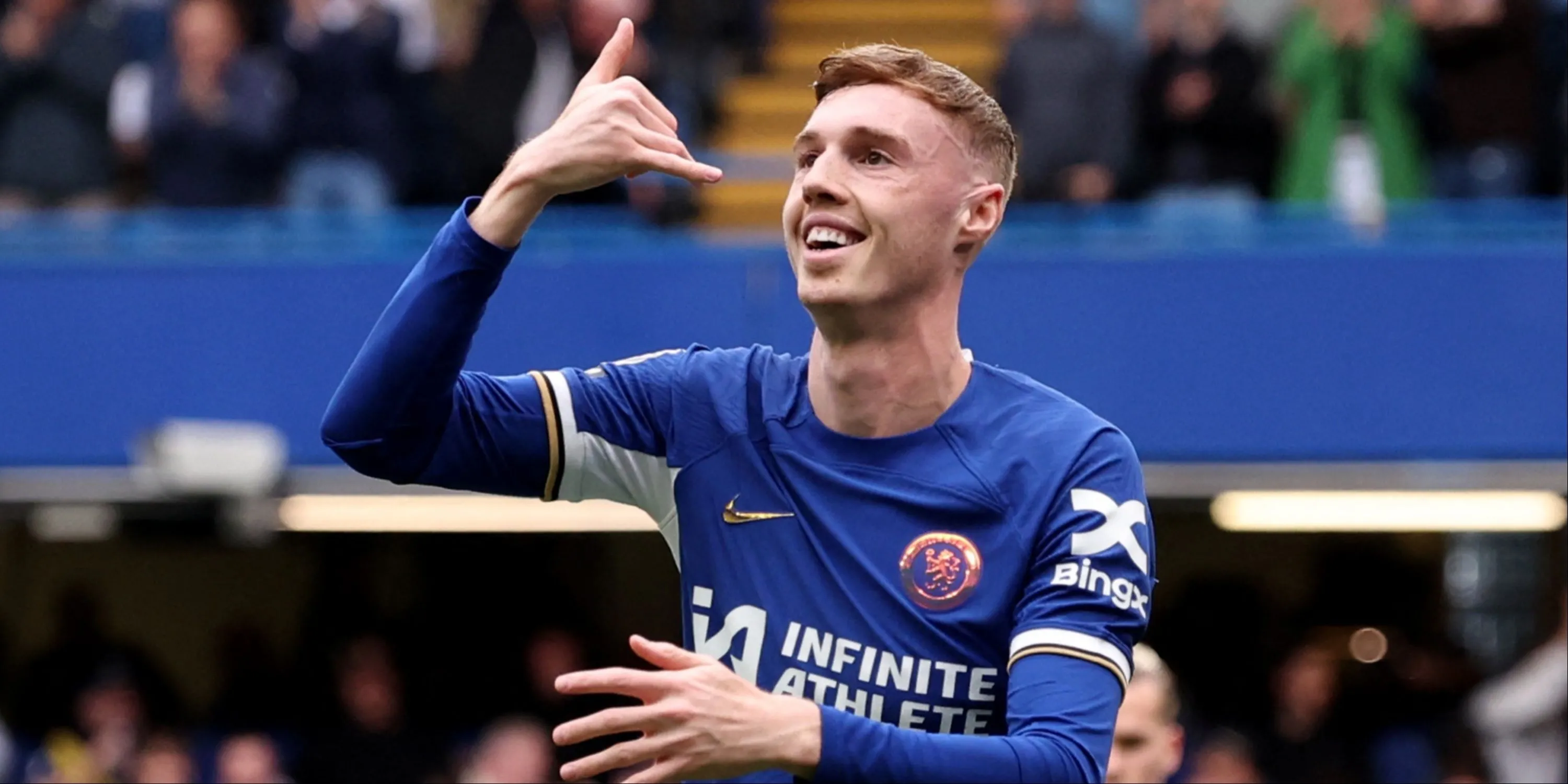 Cole Palmer ăn mừng bàn thắng cho Chelsea.