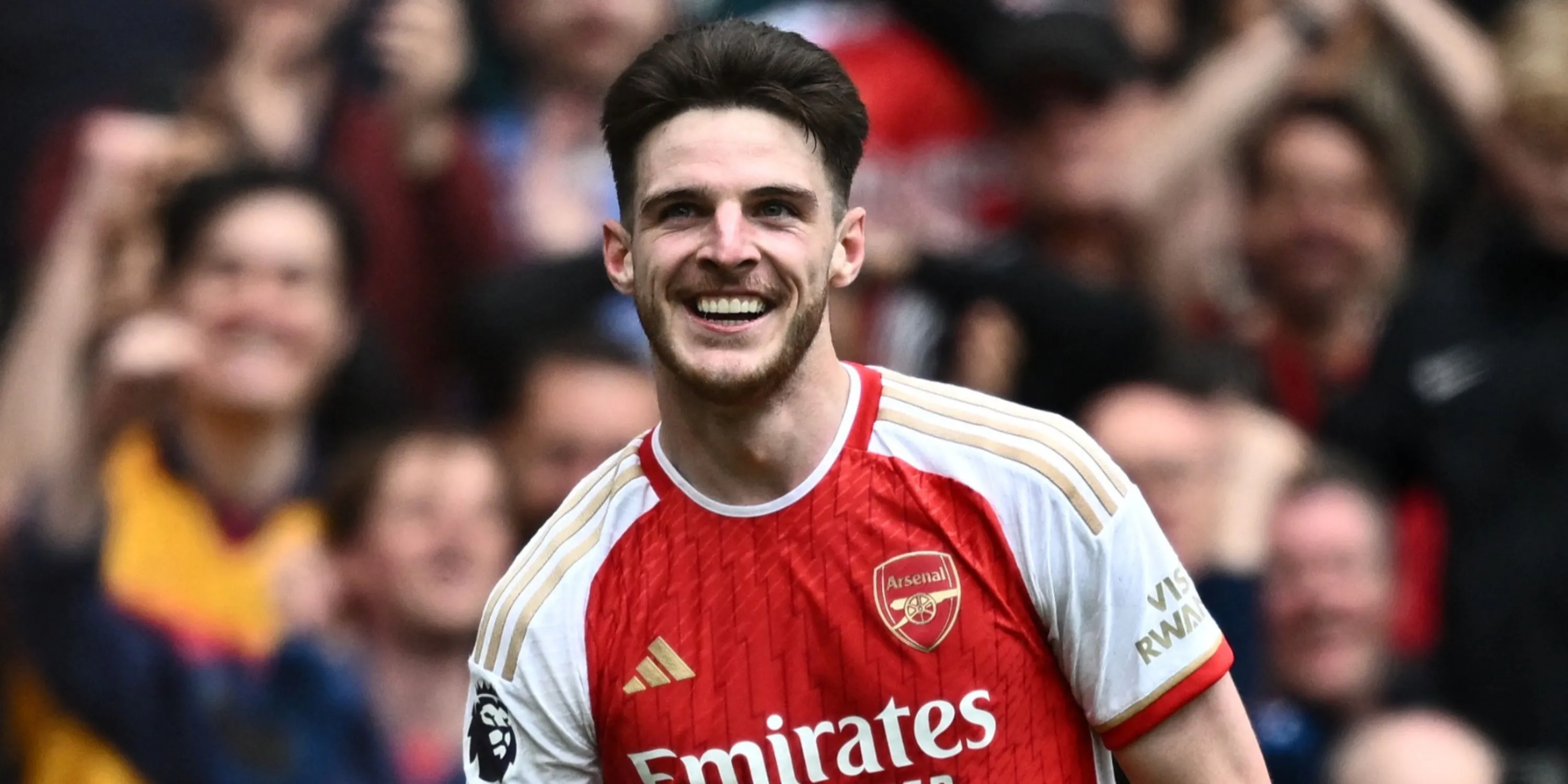 Declan Rice ăn mừng bàn thắng cùng đồng đội Arsenal.