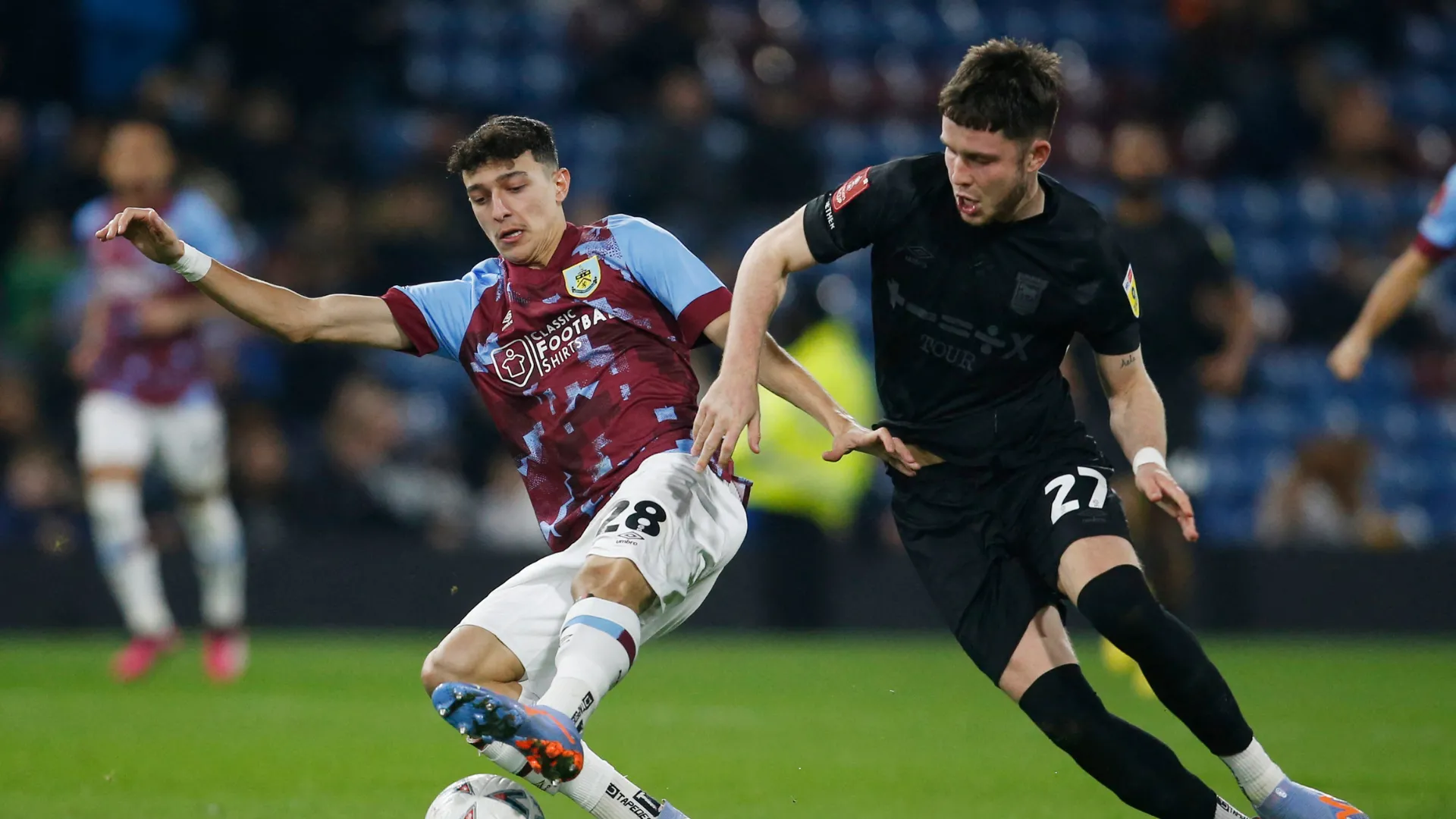 George Hirst thi đấu cho Ipswich, cầu thủ được quan tâm bởi Leeds và Burnley