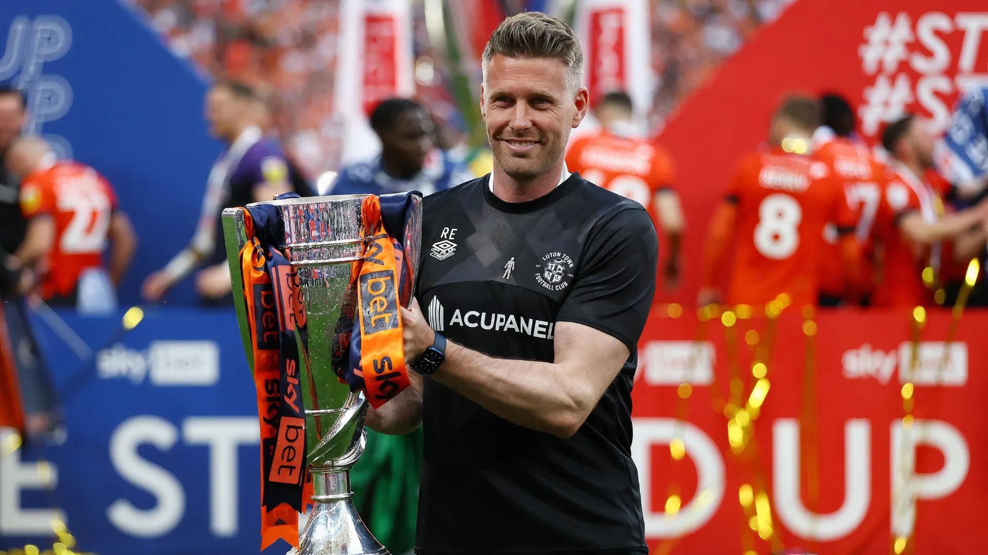 HLV Rob Edwards ăn mừng cùng các cầu thủ Luton Town sau khi giành quyền thăng hạng Ngoại hạng Anh.