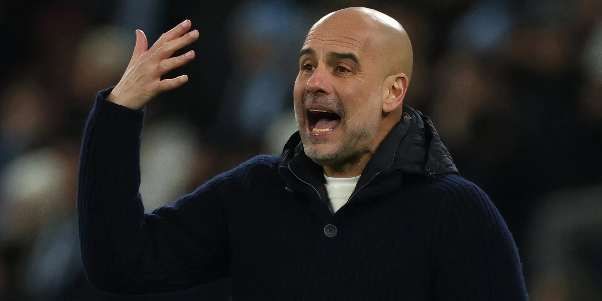 Huấn luyện viên Pep Guardiola chỉ đạo các cầu thủ Manchester City