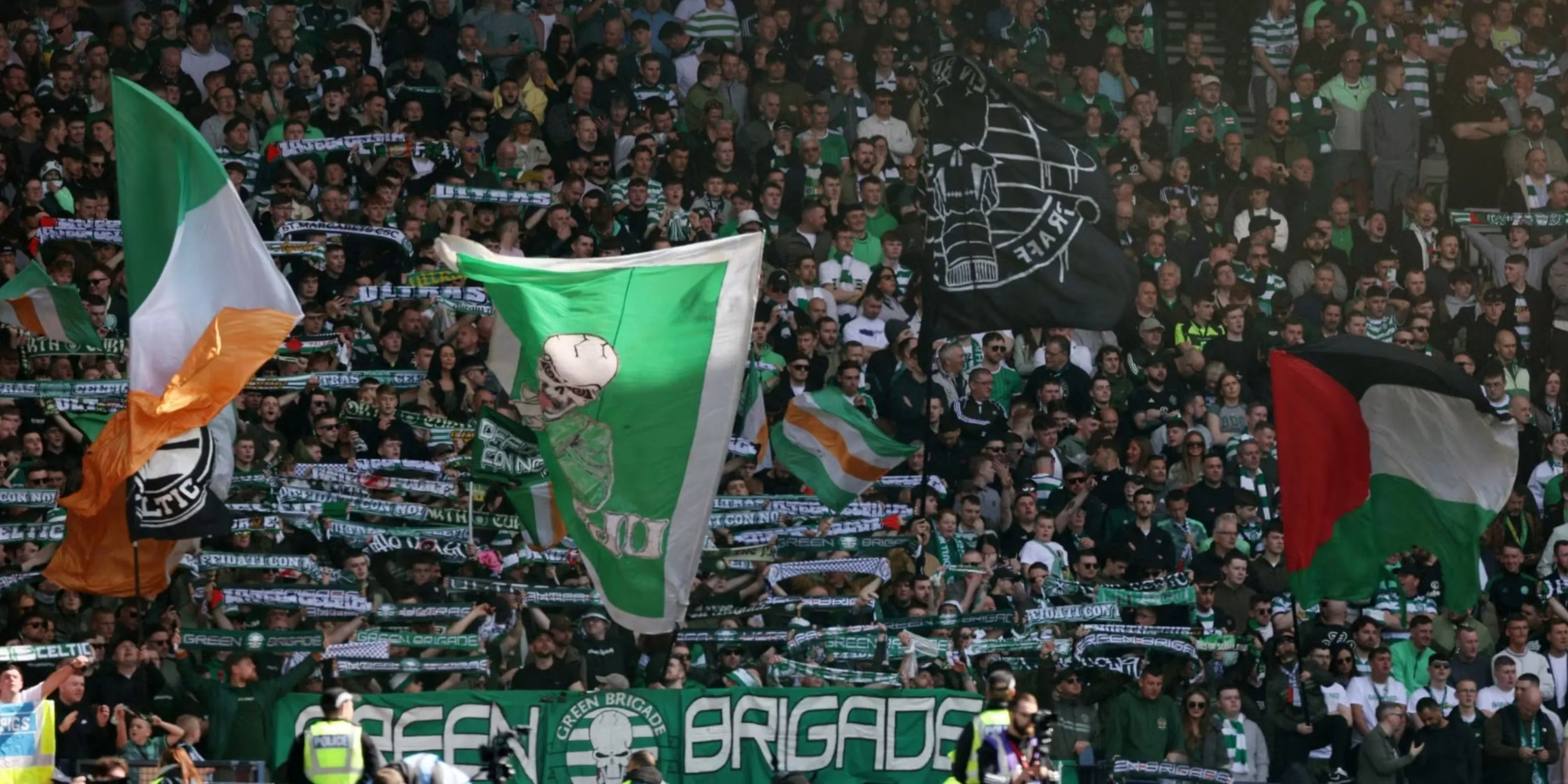 Người hâm mộ CLB Celtic cổ vũ cuồng nhiệt trên khán đài