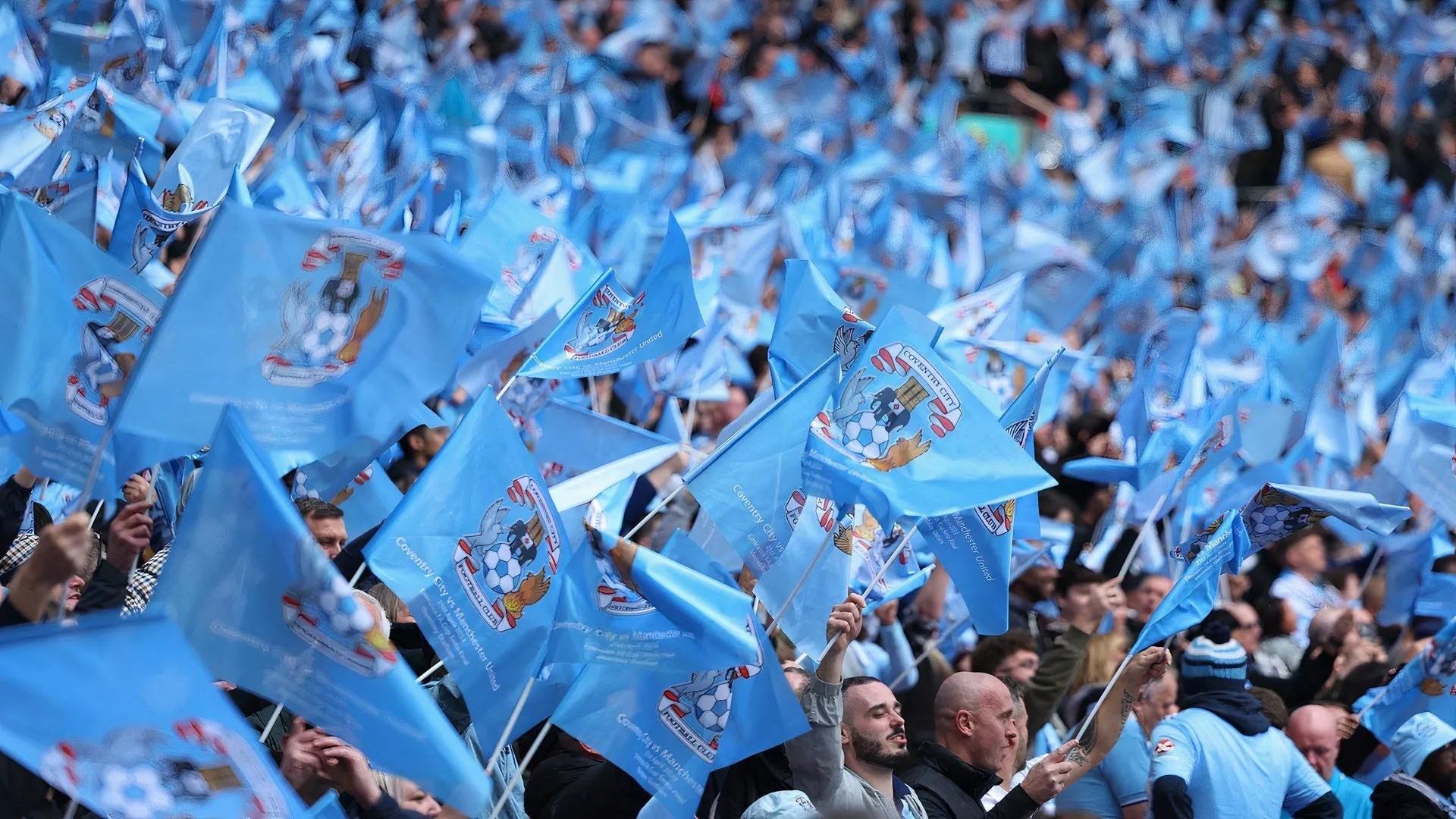 Người hâm mộ Coventry City cổ vũ cuồng nhiệt trên khán đài