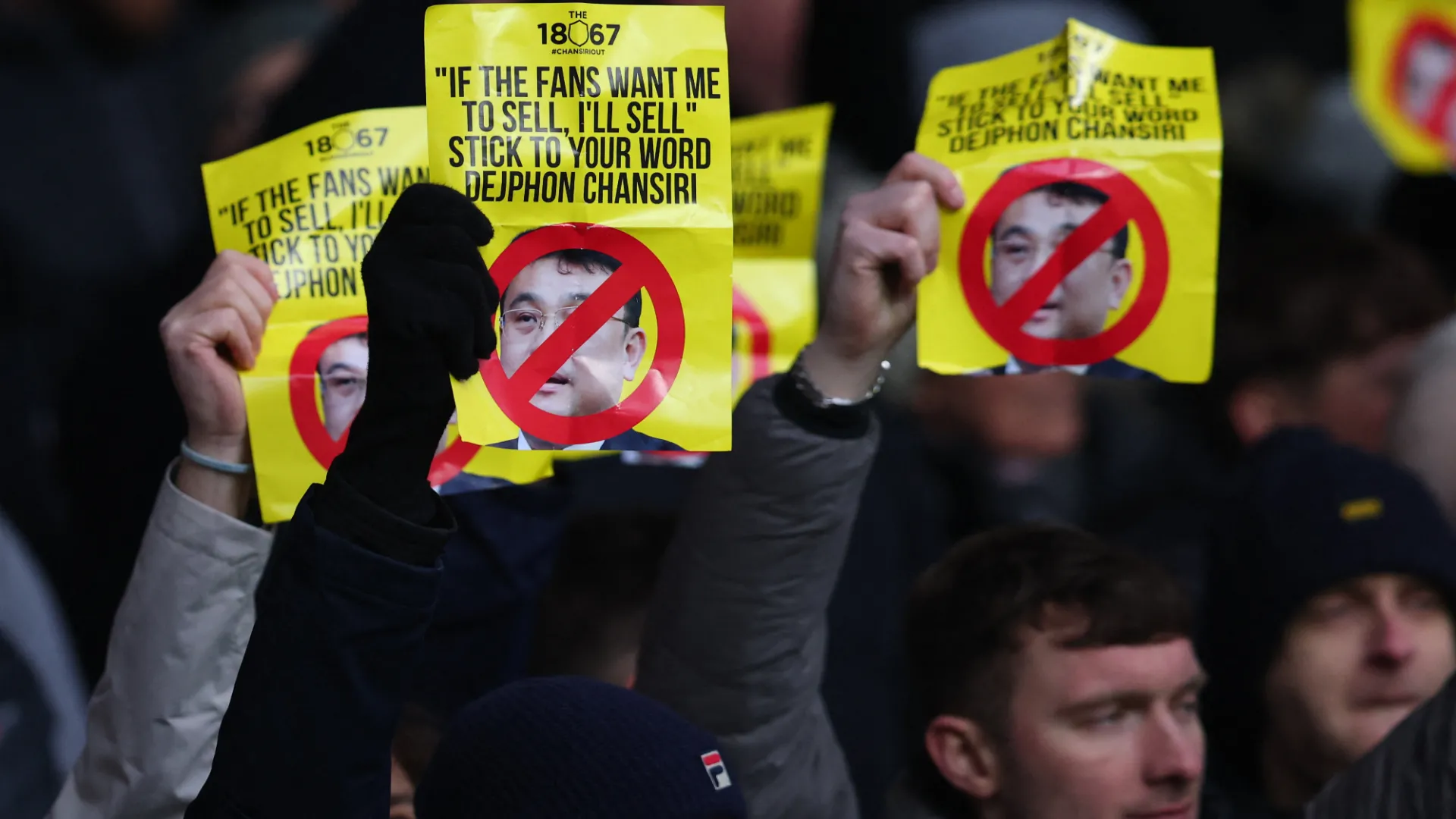 Người hâm mộ Sheffield Wednesday biểu tình phản đối chủ tịch Dejphon Chansiri, kêu gọi ông rời đi.