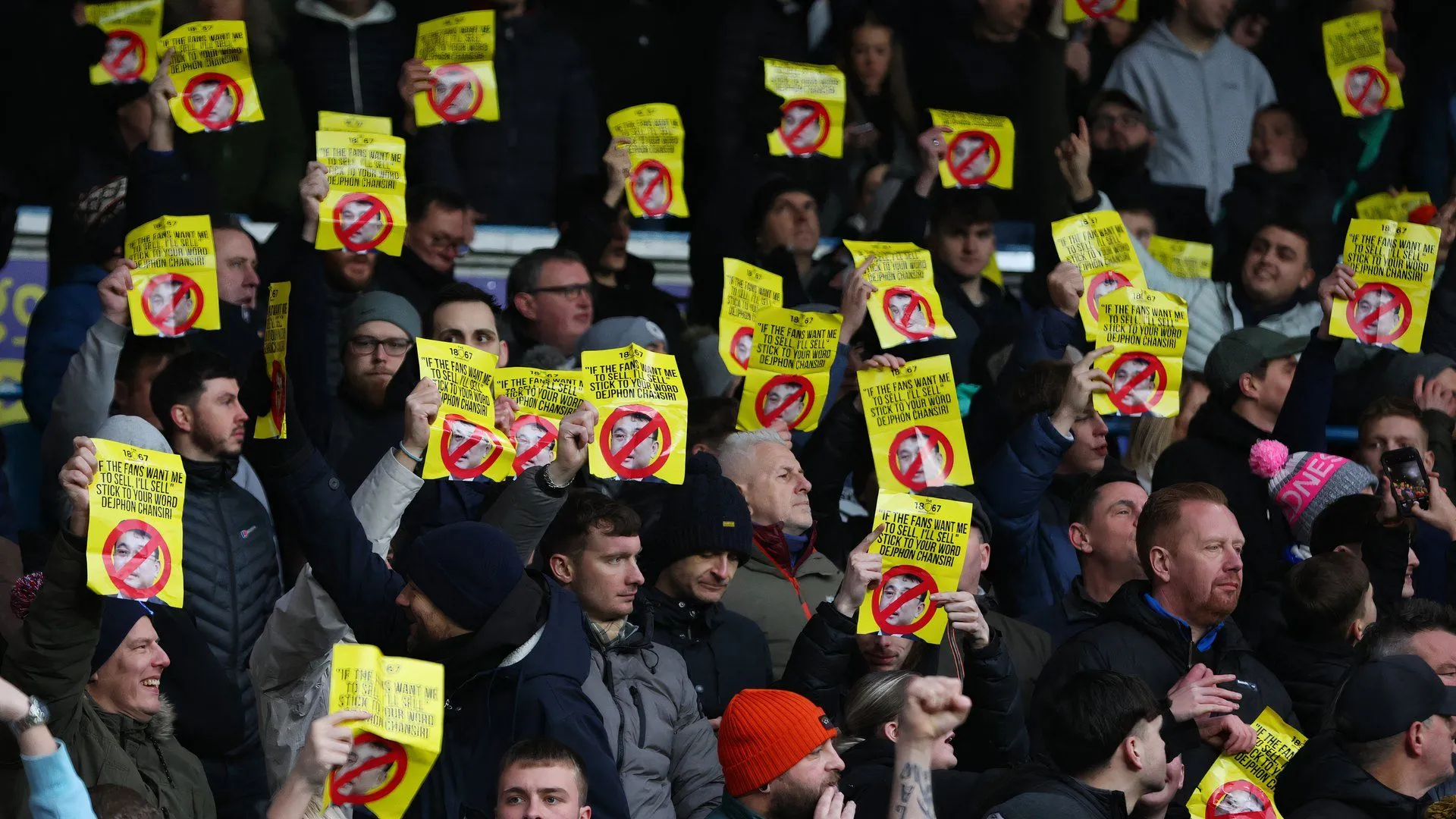 Người hâm mộ Sheffield Wednesday giơ biểu ngữ phản đối ông chủ Dejphon Chansiri