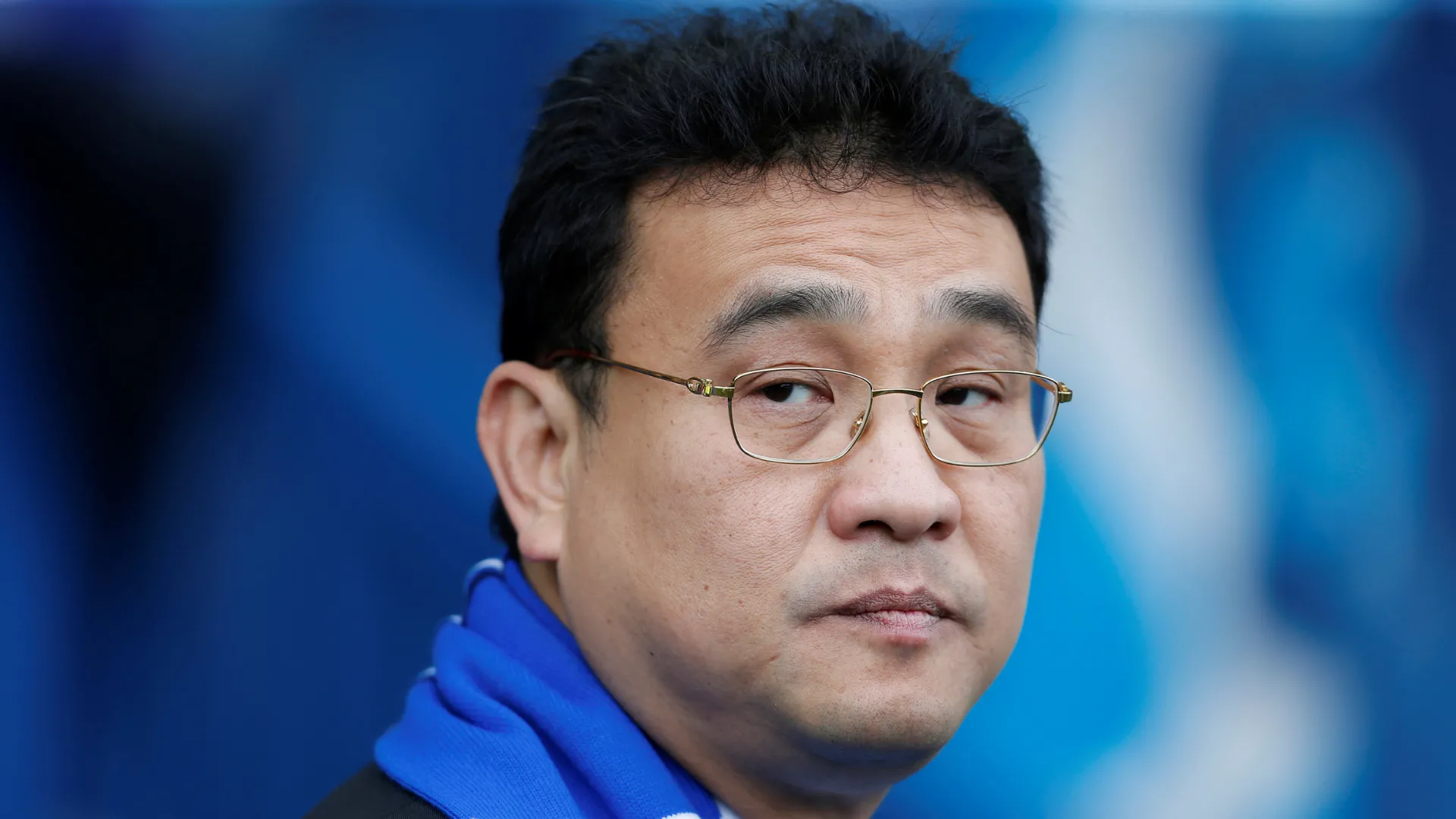 Ông chủ Dejphon Chansiri đứng trên sân Hillsborough
