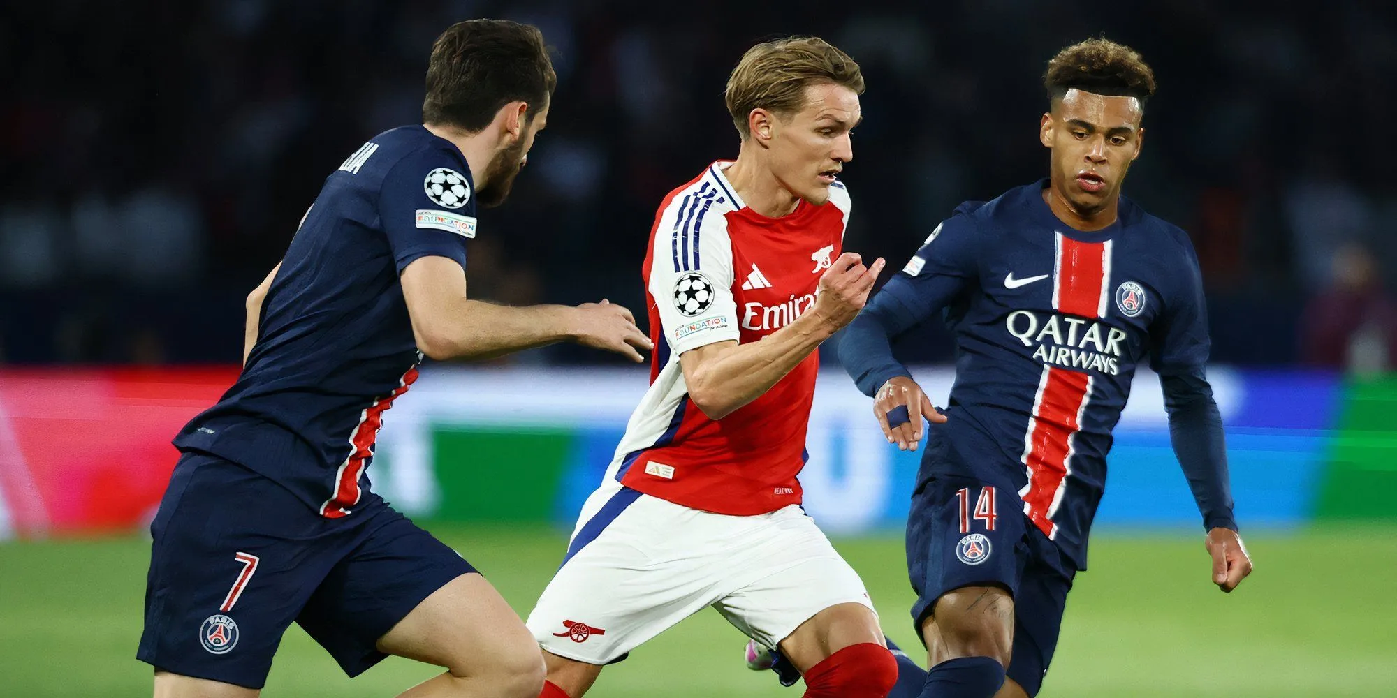 Pha tranh chấp bóng giữa cầu thủ Arsenal và PSG tại bán kết Champions League