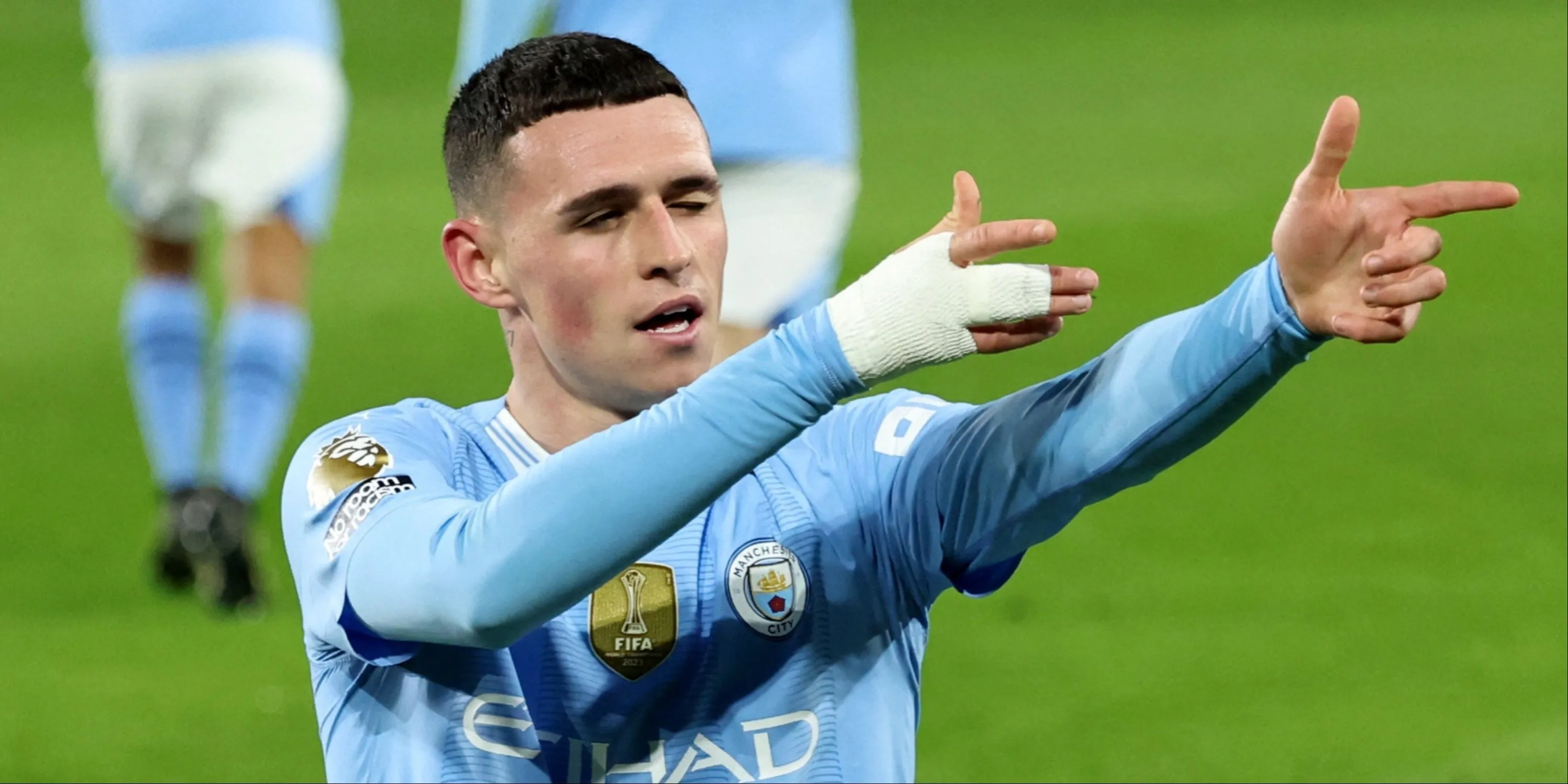 Phil Foden ăn mừng sau khi ghi bàn cho Manchester City.