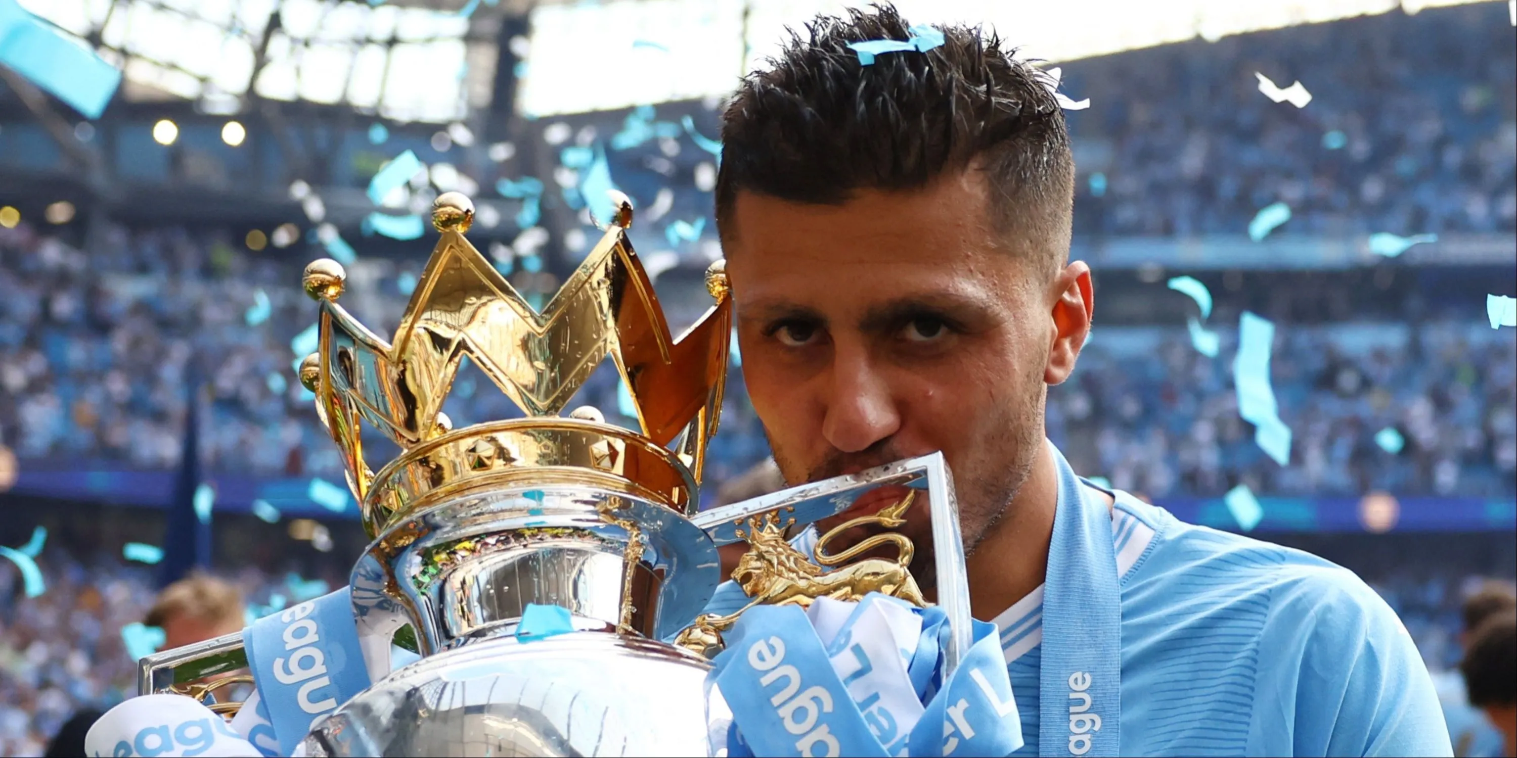 Rodri cùng chiếc cúp Premier League.