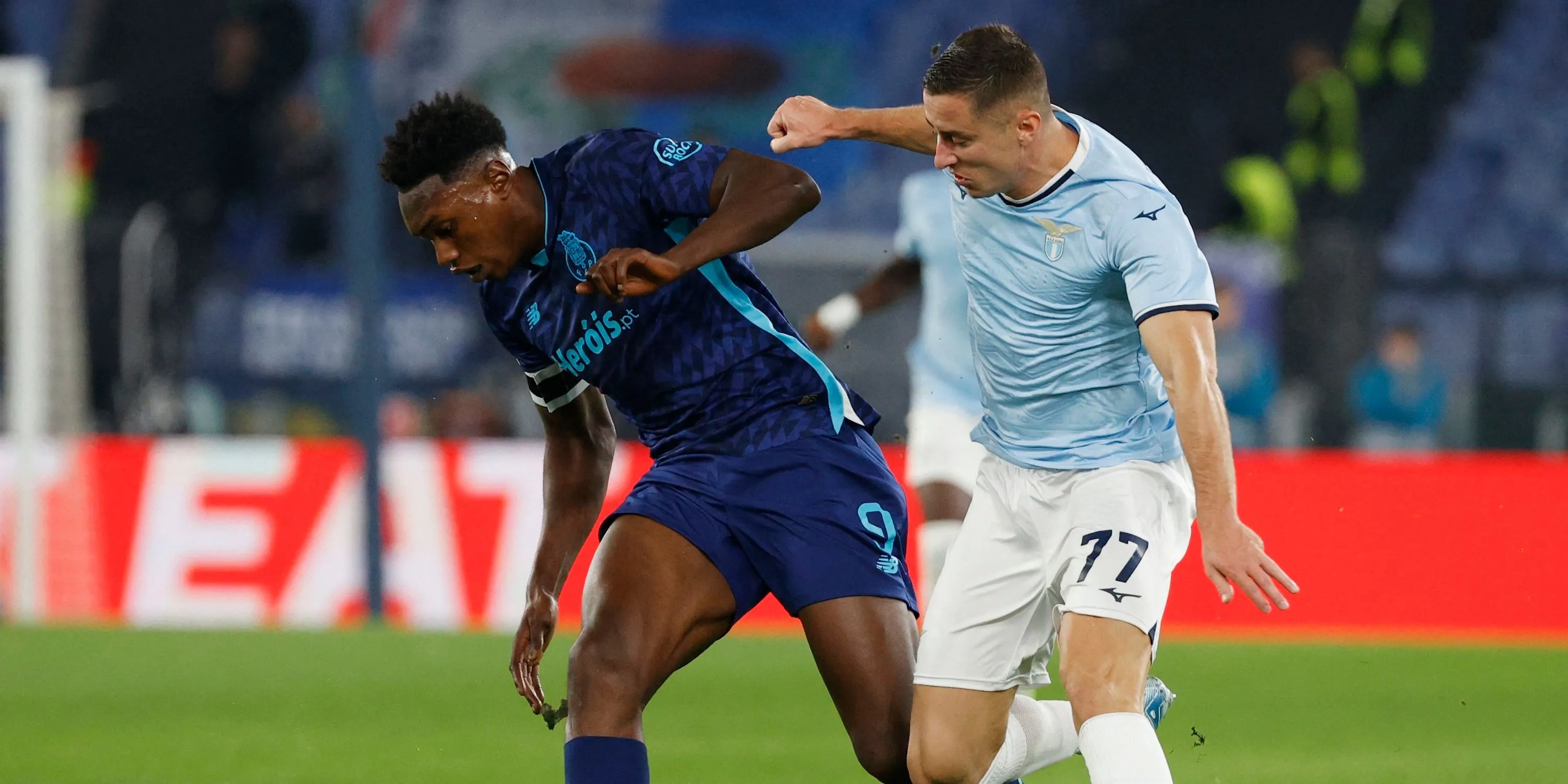 Samu Aghehowa tranh chấp với cầu thủ Lazio trong trận đấu của FC Porto