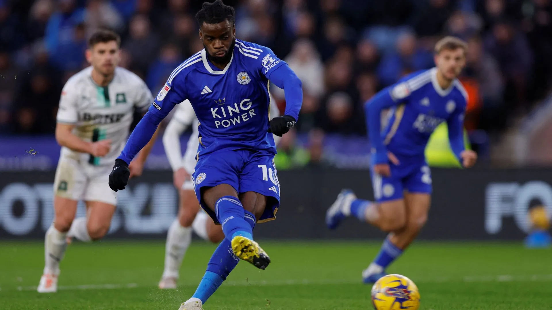 Stephy Mavididi với kỹ thuật và tốc độ khi thi đấu cho Leicester City