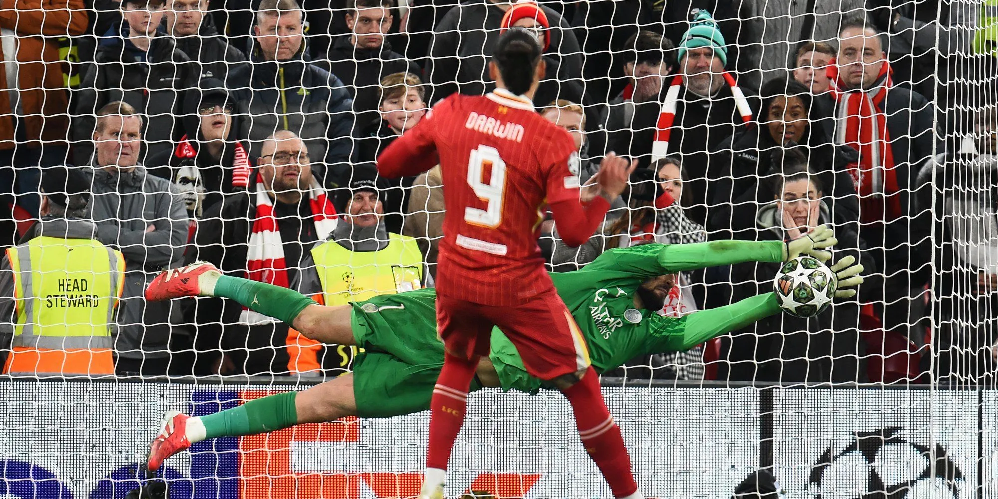 Thủ môn Gianluigi Donnarumma đối mặt tiền đạo Darwin Nunez trong loạt luân lưu trận PSG vs Liverpool tại Champions League