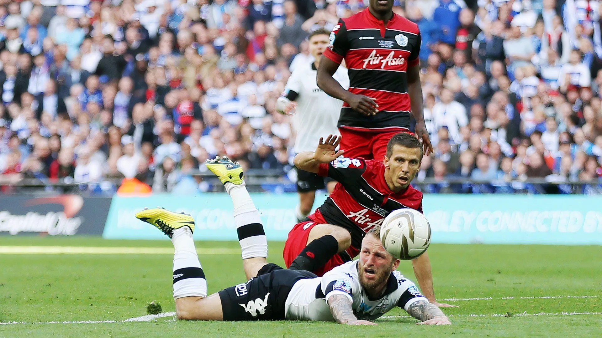 Tiền vệ Gary O'Neil của QPR trong một trận đấu, người nhận thẻ đỏ trong trận chung kết playoff gặp Derby County năm 2014.