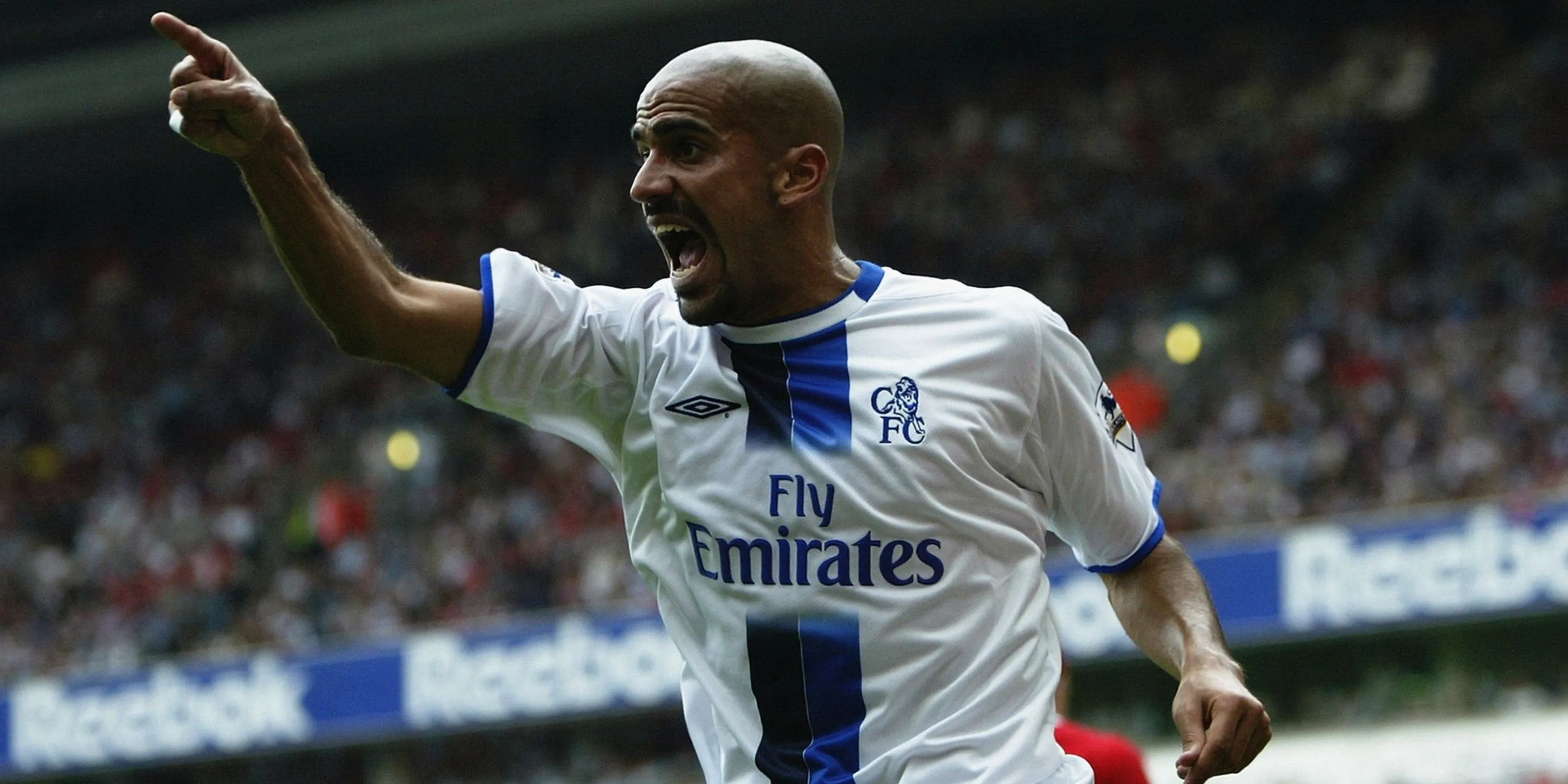 Tiền vệ Juan Sebastian Veron trong màu áo câu lạc bộ ở Anh