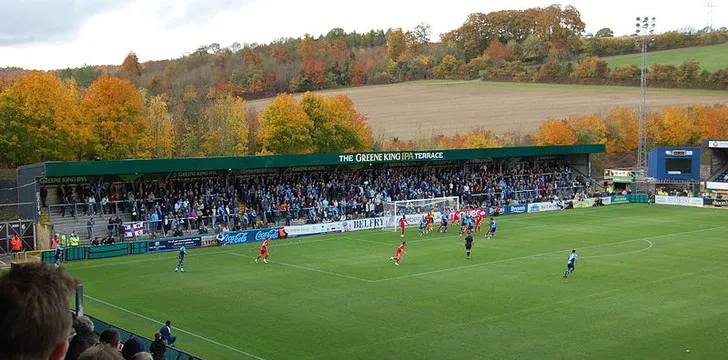 Adams Park trong trận đấu giữa Wycombe Wanderers và Lincoln City