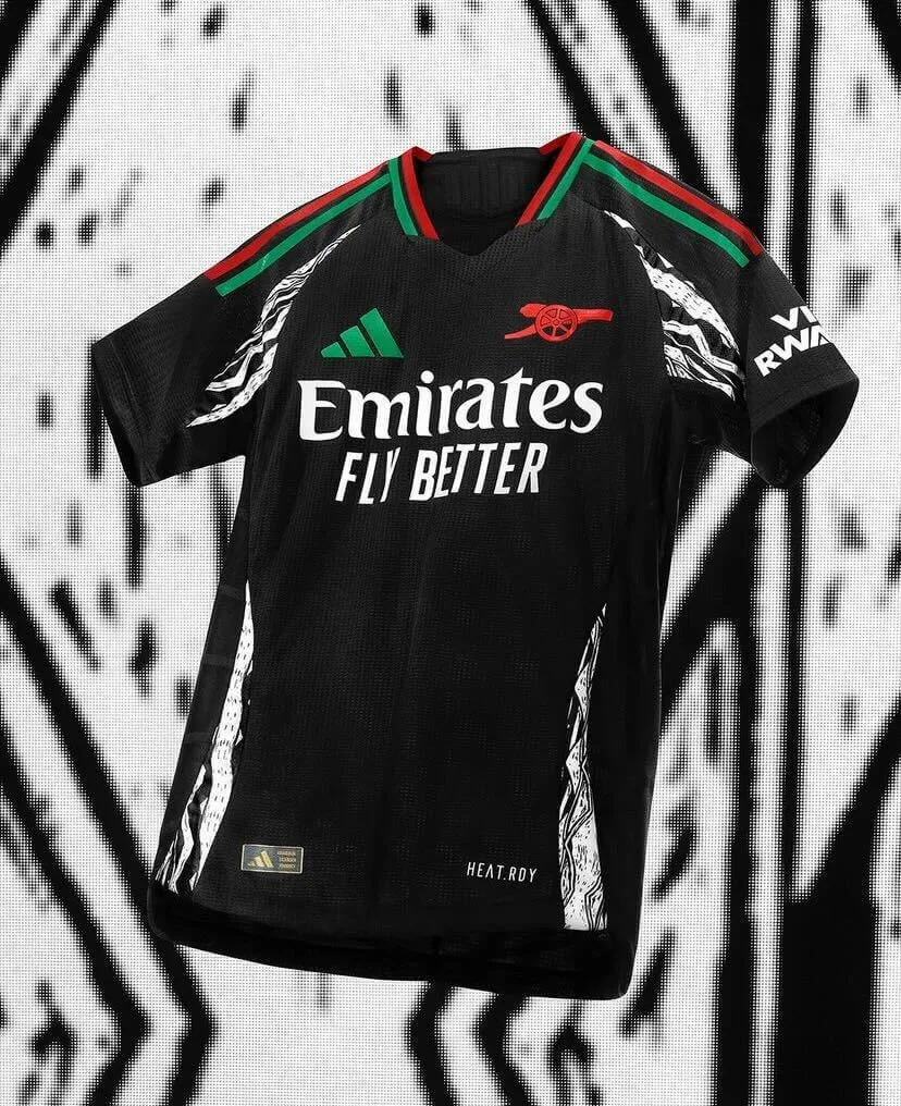 Áo đấu sân khách Arsenal 2024/25 màu đen, kết hợp với nhãn hiệu Labrum London và logo pháo quyền lực.