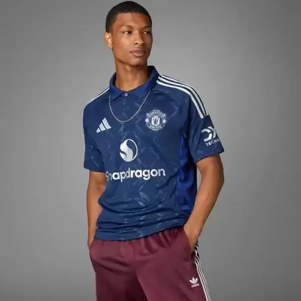 Áo đấu sân khách Manchester United 2024/25 màu xanh hải quân, thiết kế tinh tế của Adidas.