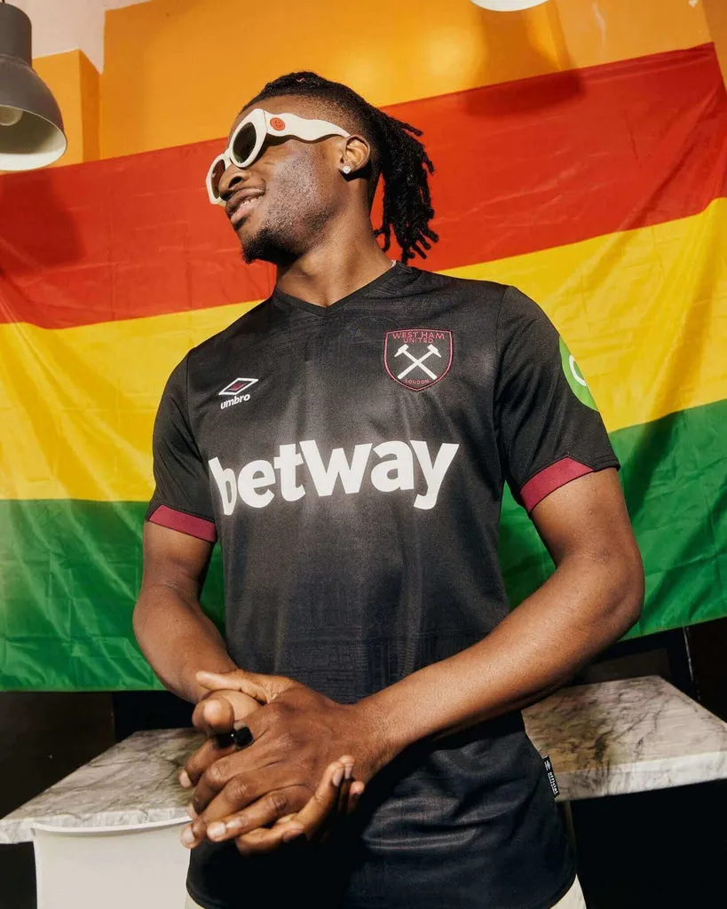 Áo đấu sân khách West Ham United 2024/25 màu đen, có họa tiết lấy cảm hứng từ St Mary-le-Bow.