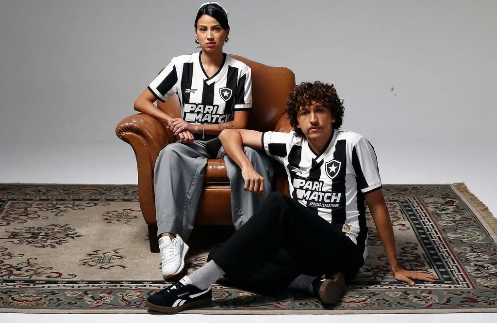Áo đấu sân nhà Botafogo 2024/25 của Reebok, thiết kế kỷ niệm 130 năm thành lập câu lạc bộ.