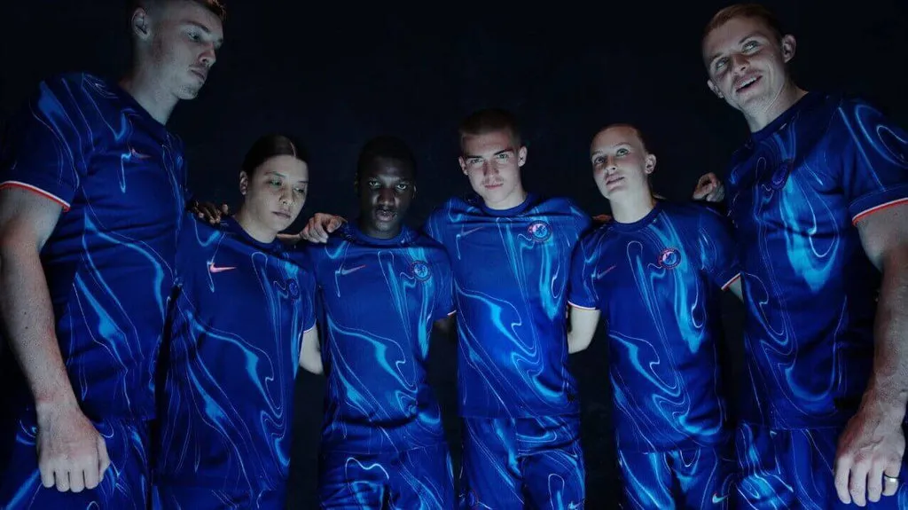 Áo đấu sân nhà Chelsea 2024/25 do Nike thiết kế, nổi bật với màu xanh hoàng gia và không có nhà tài trợ trên ngực.