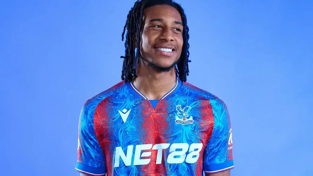 Áo đấu sân nhà Crystal Palace 2024/25, trở lại với sọc đỏ xanh truyền thống và họa tiết đại bàng chìm.