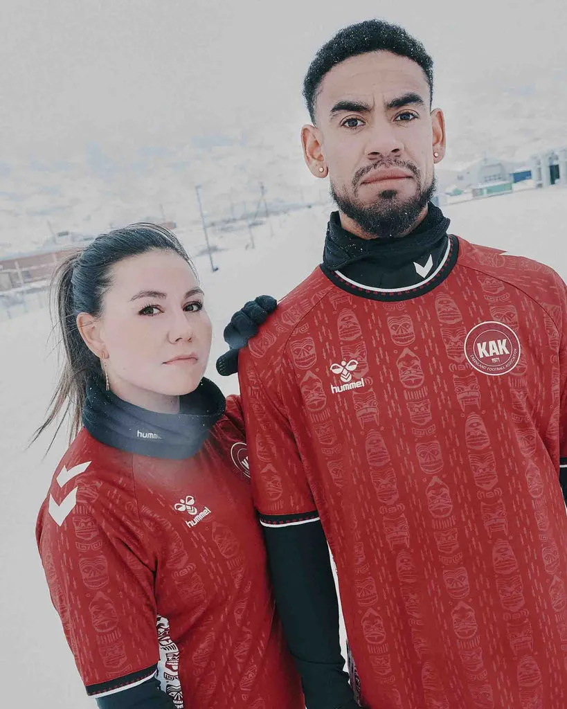 Áo đấu sân nhà Greenland 2024 của Hummel, tôn vinh cộng đồng bóng đá và truyền thống quốc gia độc đáo.