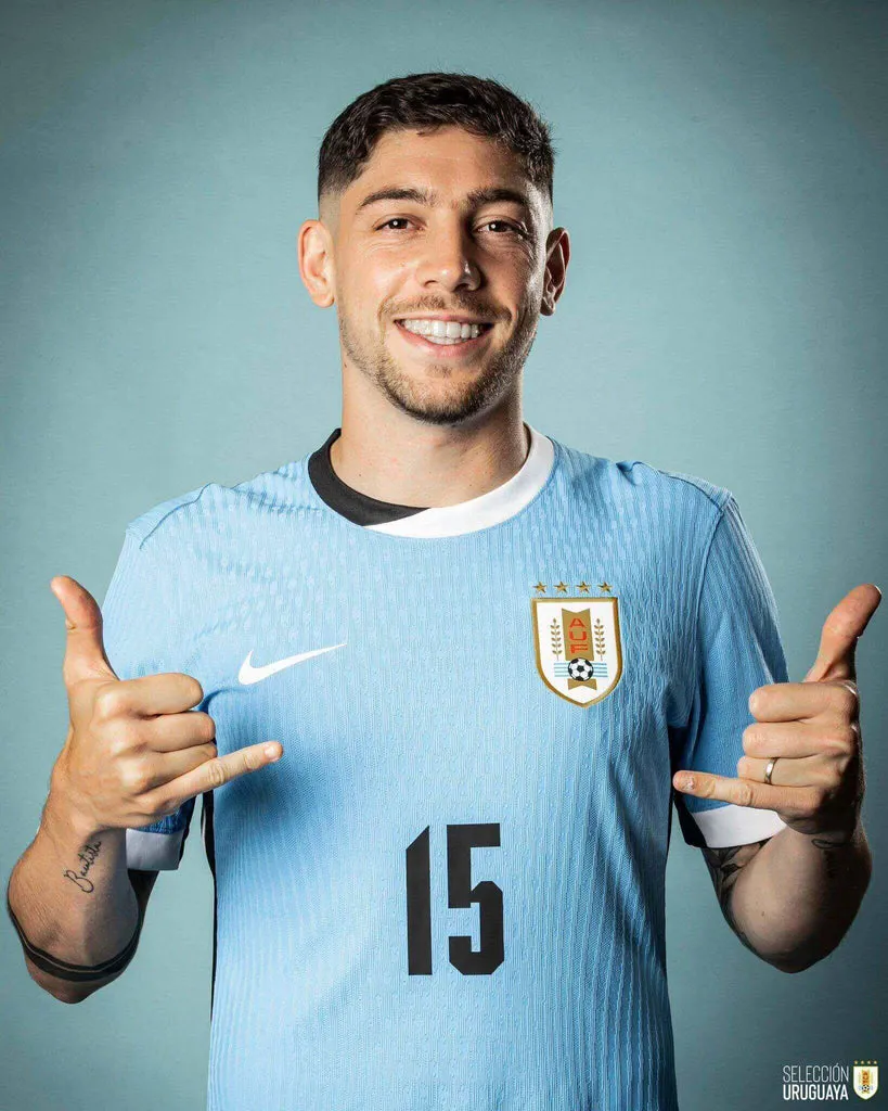Áo đấu sân nhà Uruguay 2024/25 của Nike, thiết kế tối giản với cổ áo yin và yang.