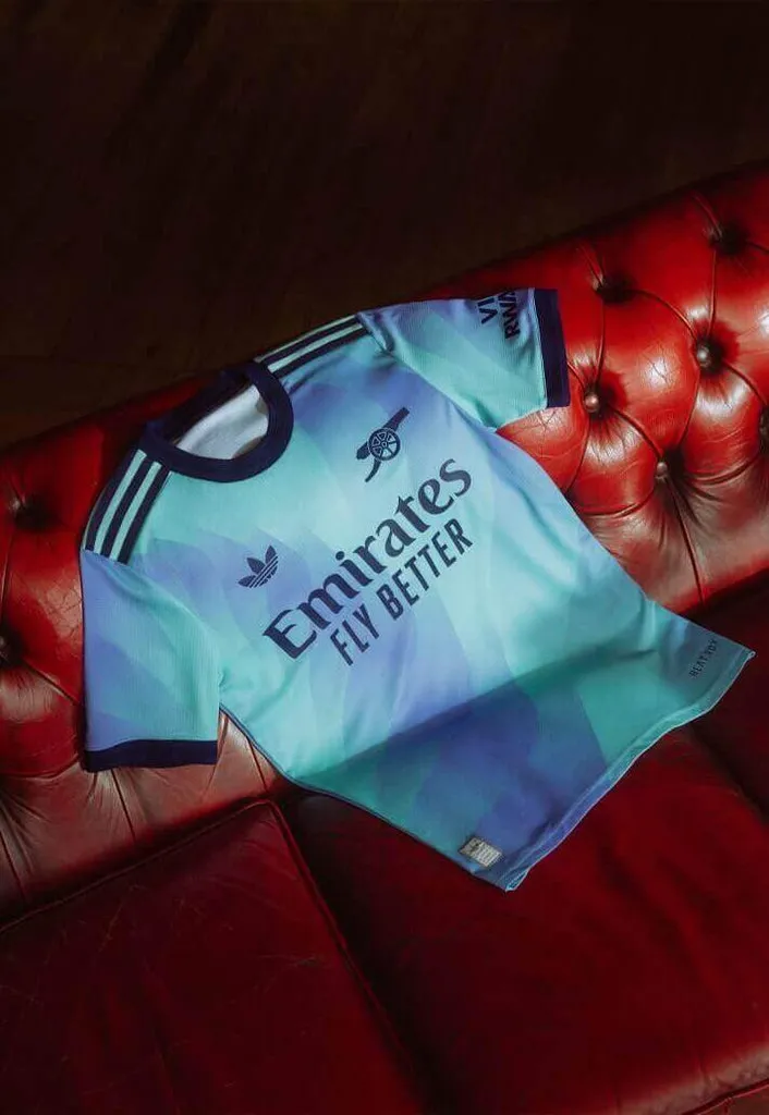 Áo đấu thứ ba Arsenal 2024/25 của Adidas, lấy cảm hứng từ Northern Lights với logo trefoil và pháo.