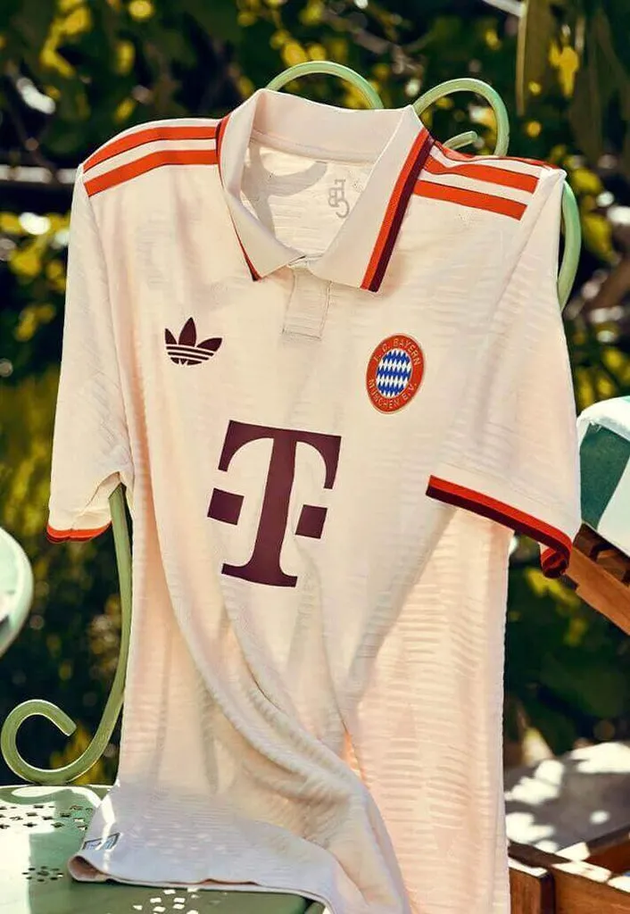 Áo đấu thứ ba Bayern Munich 2024/25 của Adidas, với logo cổ điển từ thập niên 70, kỷ niệm những năm tháng lịch sử.