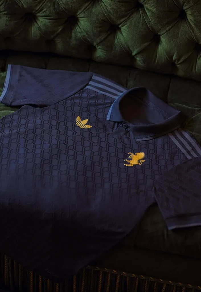 Áo đấu thứ ba Juventus 2024/25 của Adidas, nổi bật với huy hiệu ngựa vằn vàng và bảng màu trầm ấm.