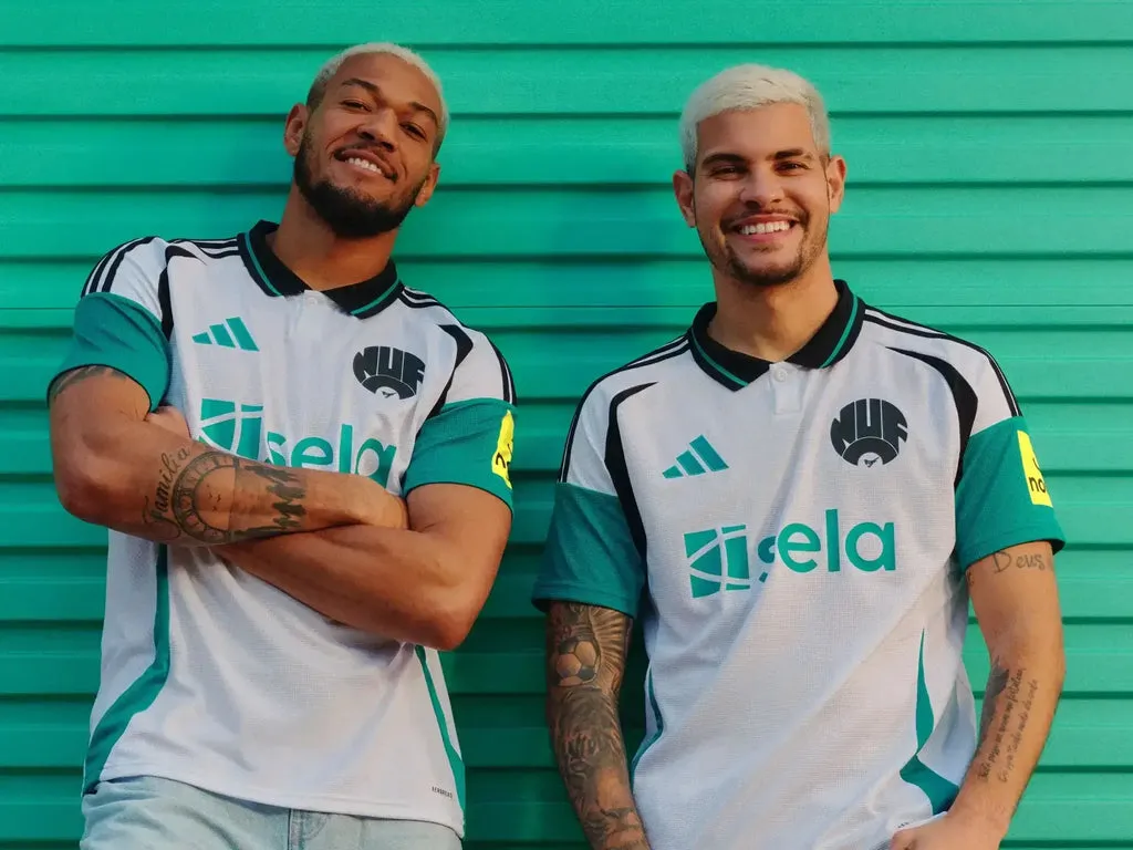 Áo đấu thứ ba Newcastle United 2024/25 của Adidas, với màu sắc hoài cổ và huy hiệu thập niên 80.