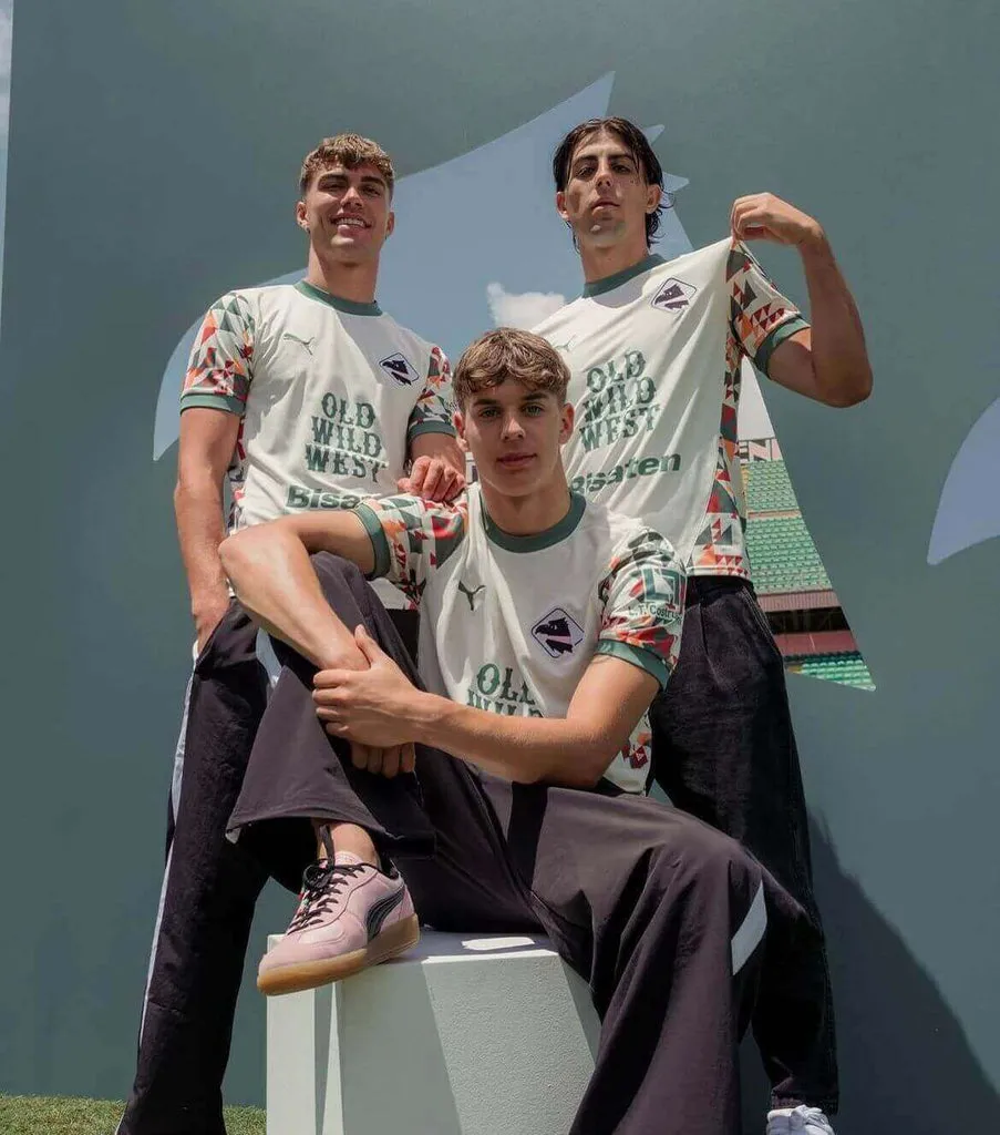 Áo đấu thứ ba Palermo 2024/25 của Puma, với họa tiết đồ họa độc đáo ở tay áo và mặt bên.