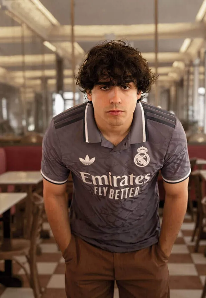 Áo đấu thứ ba Real Madrid 2024/25 của Adidas, thiết kế sang trọng với họa tiết monogram RMCF chìm và cổ áo polo.