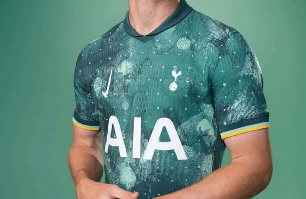 Áo đấu thứ ba Tottenham Hotspur 2024/25 màu xanh lá, thuộc bộ sưu tập Nike với thiết kế &quot;double swoosh&quot; đảo ngược.